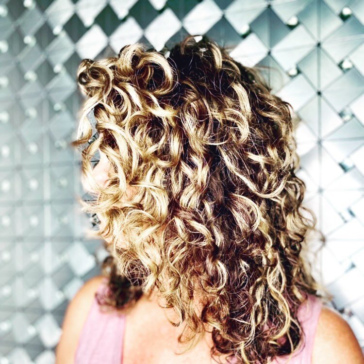 Color and Highlights for Curl Dimension and Curly Cut for Shape, Volume and Movement&hellip;Sounds like Poetry in Motion to me !! 😍🙌🏼 

#VMACurls #DualCertified
#Rezocut #Devacut #curlycut #mastercolorist #curlystylist #inlandempire #indlandempire