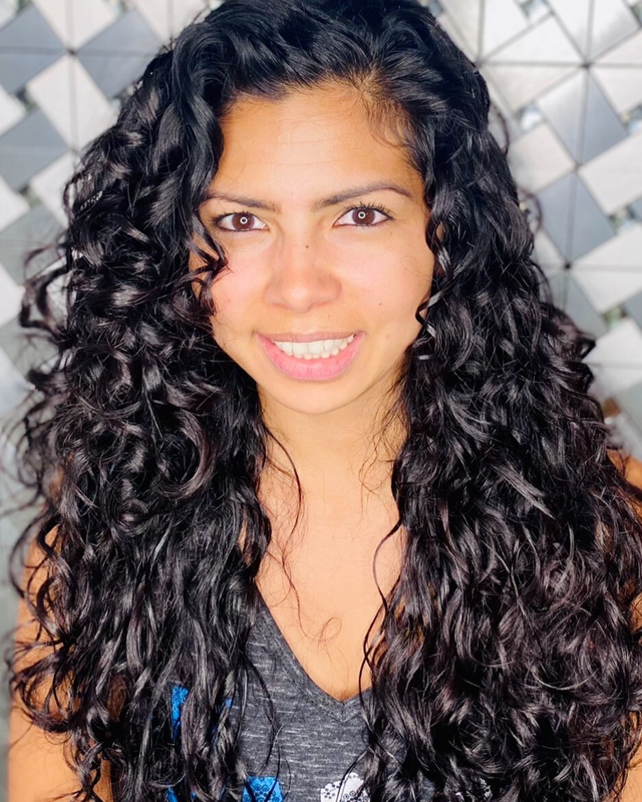 All these Pretty Curls were hidden beneath the weight of her hair ! &hellip;it&rsquo;s like discovering Hidden Treasure!!&hellip;Yaaaay&hellip;Sooo Beautiful !!😍🙌🏼

#VMACurls #DualCertified
#Rezocut #Devacut #curlycut #mastercolorist #curlystylist