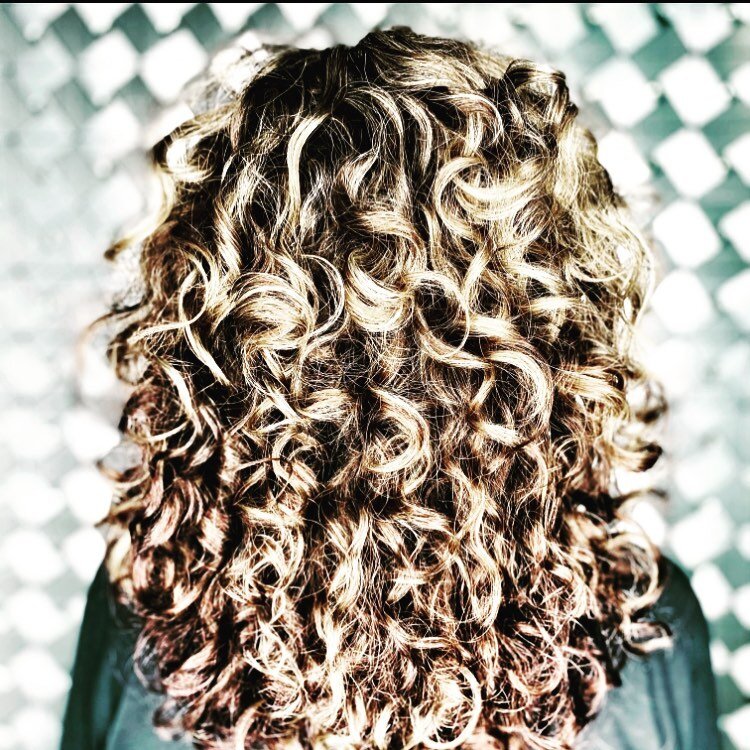 Shape, Volume, Movement, Definition and Dimension !&hellip;All the Lovely Qualities of Curls, Curls and More Curls !!😍🙌🏼

#VMACurls #DualCertified
#Rezocut #Devacut #curlycut #mastercolorist #curlystylist #inlandempire #indlandempirehairstylist #i