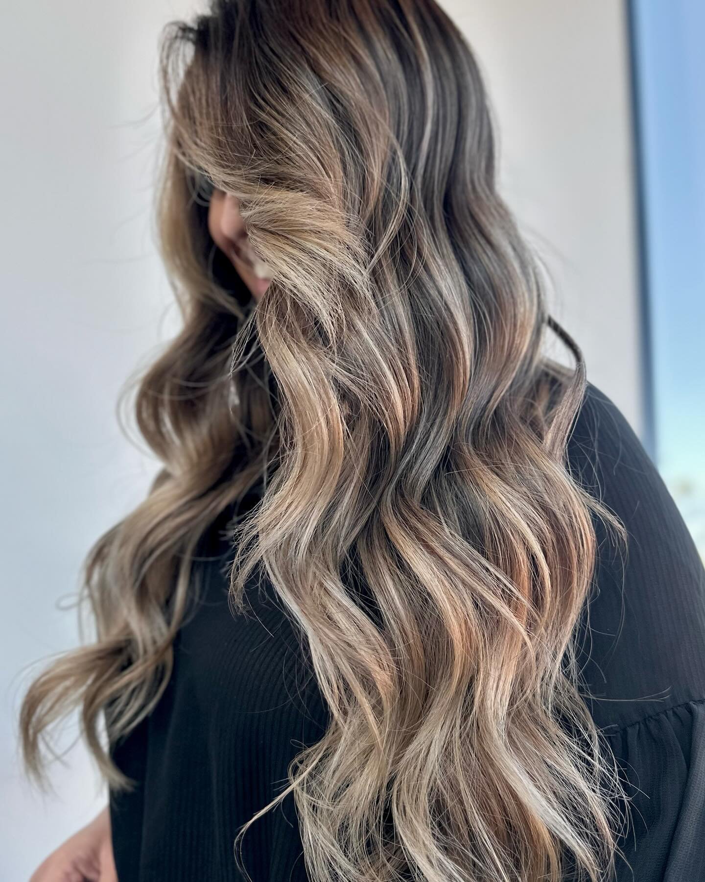 Link in bio to book! 🖤 Another look at this beautiful, dimensional color melt done as a Full Custom Blonding: first we did a whole head of highlighting using #airtouch technique, then followed with three shades of gloss (two of which bumped her natu