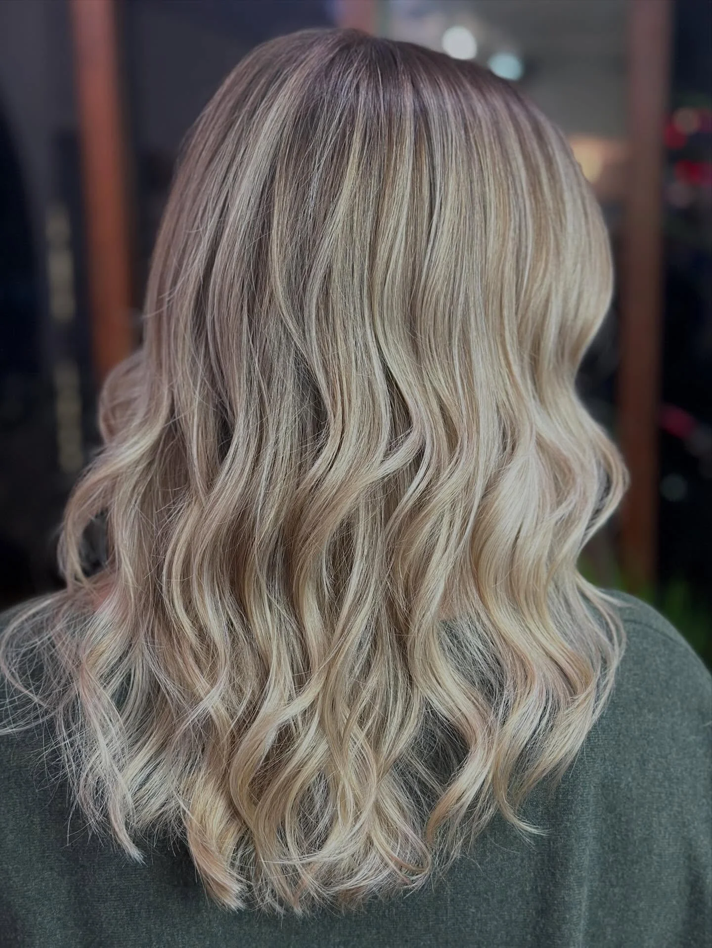 Guess who forgot to take a before pic? 🙋🏼This is one version of a Maxi Custom Blonding, where we went in and really heavily highlighted for that super blonde end result, but still with some dimension and blending for a soft growout. How&rsquo;d I d