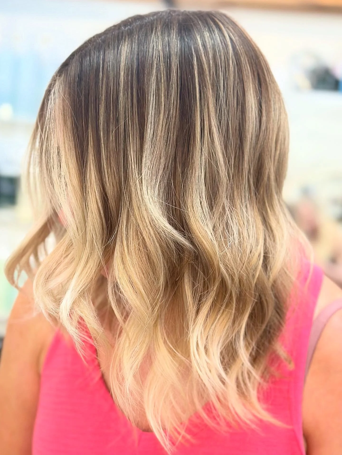 Swipe for before ➡️ Having lived-in color usually means having ✨dimension✨ What&rsquo;s dimension? Those highs and lows, or light and darker pieces, coming together to compliment each other and blend into the natural! The lowlights (her natural color