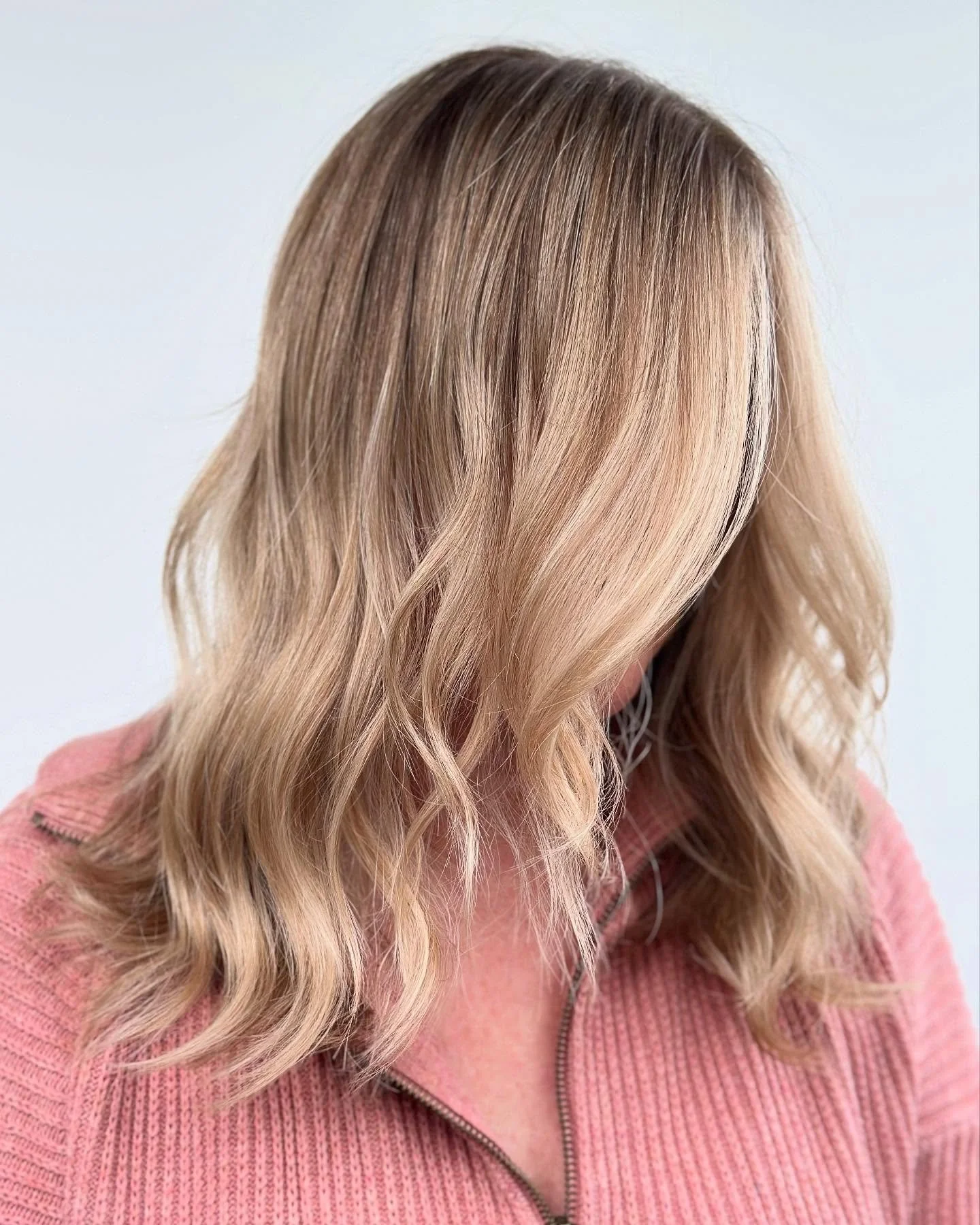 Guess who forgot a before picture? 🫣 Anyway, time to go brighter for the upcoming summer! This beauty likes soke softness to her bright blonde, and I think we achieved it&mdash;what do you think? #seattleblonde #seattlecolorist #seattlehairstylist #