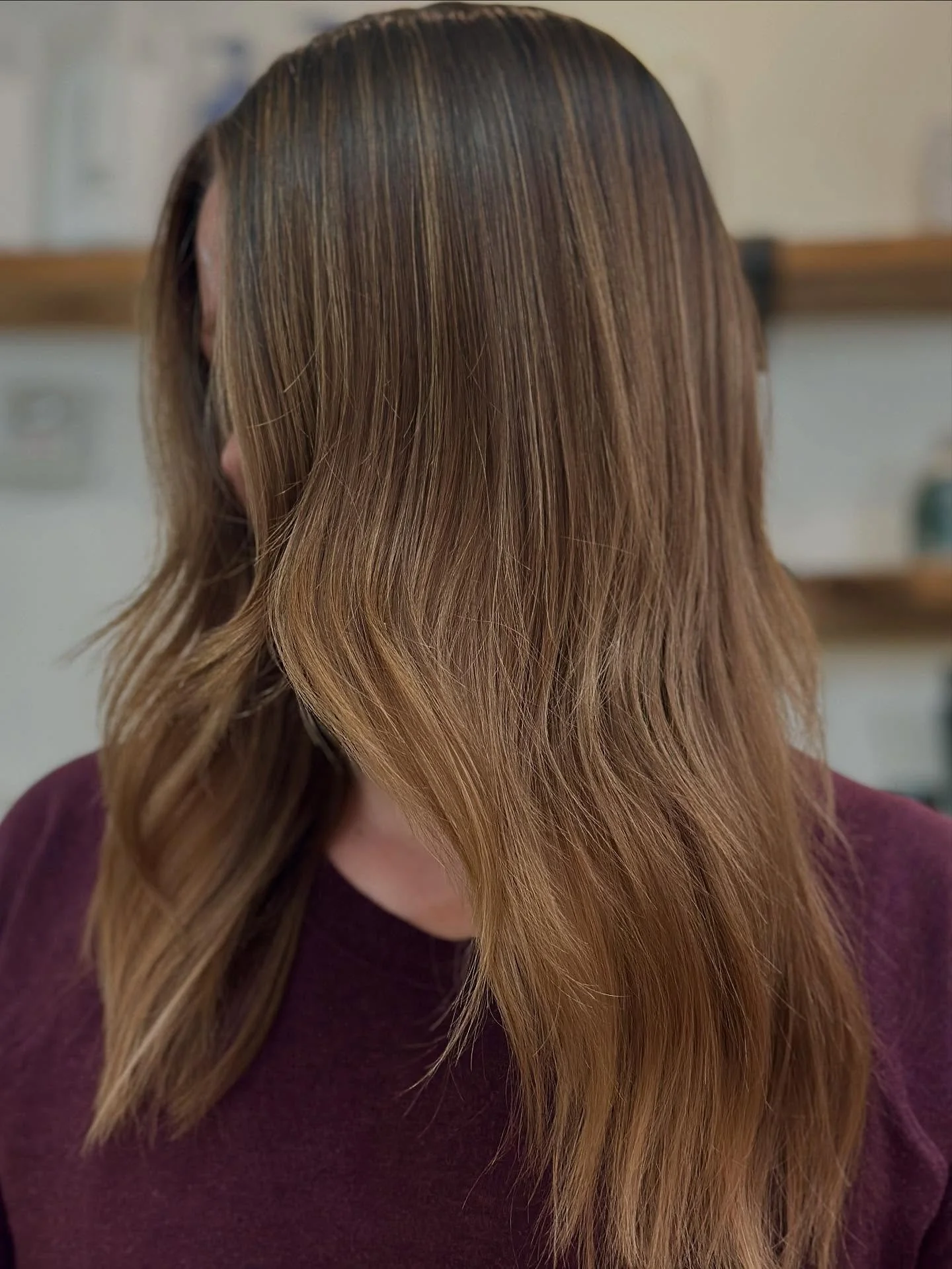 ✨Glowing Bronde✨ Sometimes a kiss of warmth and dimension can add just what you need to breathe new life into your brunette! #bronde #brunettebalayage #brunettehighlights #brunettehairinspo #paulmitchell #dimensionalbrunette