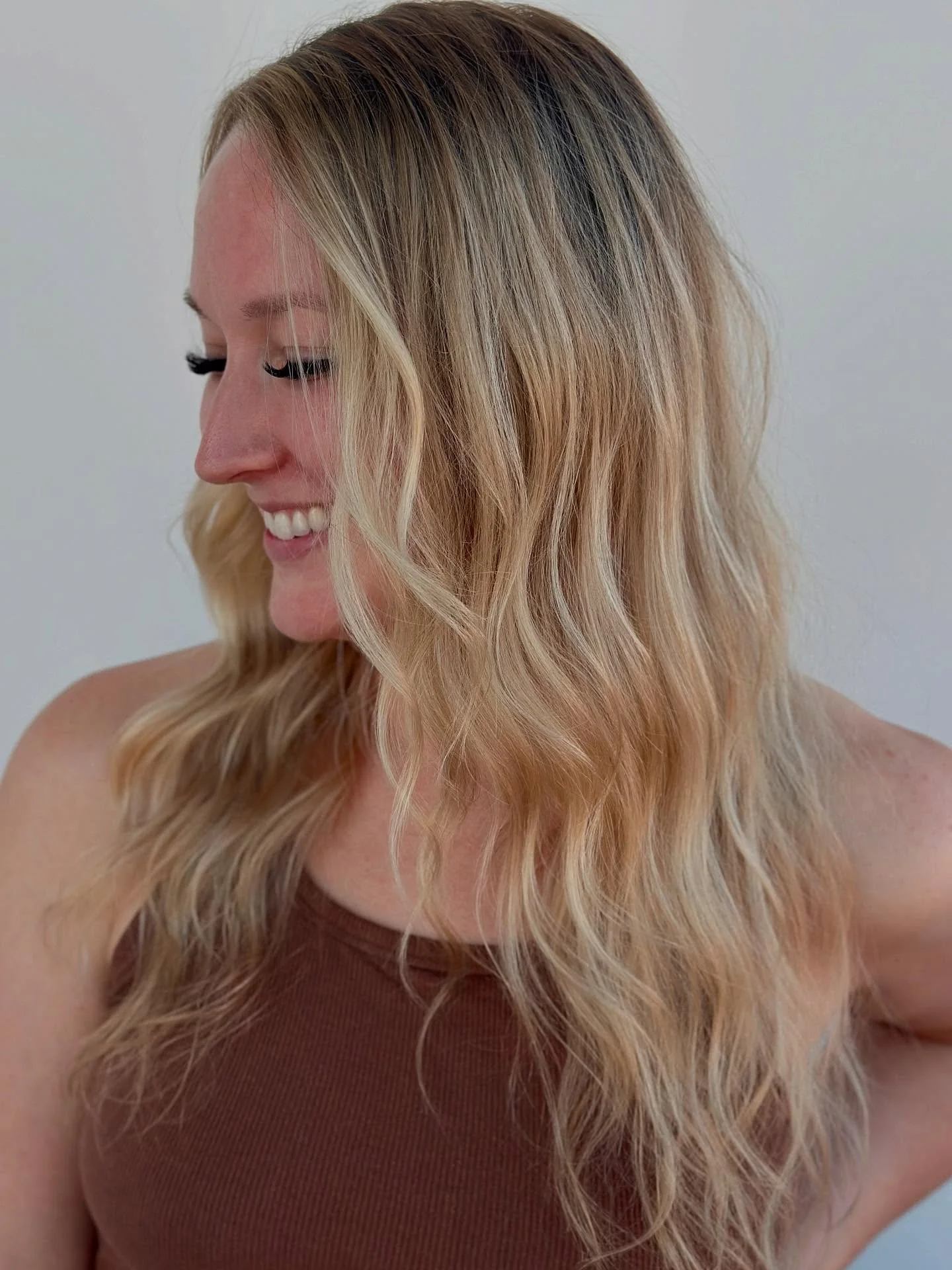 Did someone say beach blonde? 🏖️ A Maxi Custom Blonding really packs in the highlights for this ultra-blended, soft, but impactful and bright blonde! It&rsquo;s giving sun-drenched mermaid 🧜🏼&zwj;♀️ #seattleblonde #livedincolorspecialist #shadowro