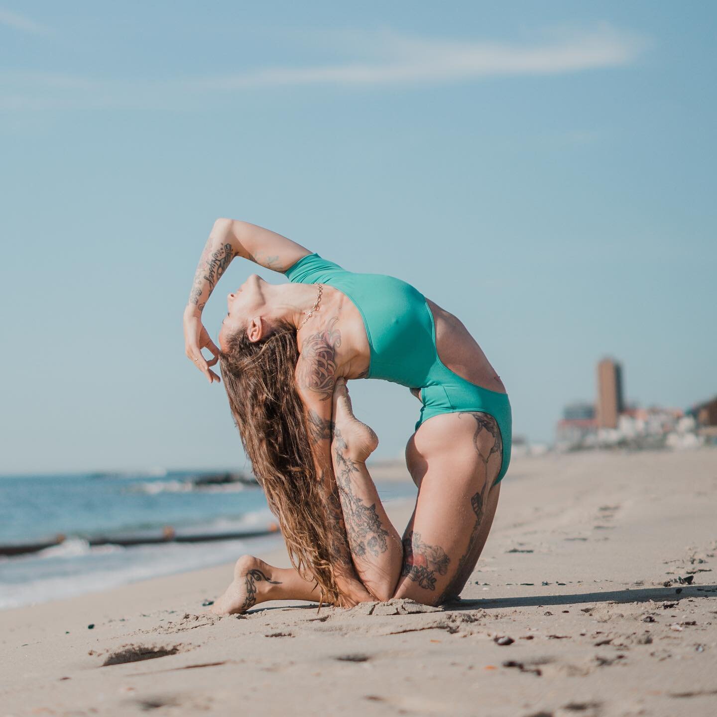 Behind every strong woman is a story that gave her no other choice.

Share. Your. Story.
Inspire others.
#loveyourself 

Photos by @mavtoro 
Wearing @aloyoga 

#yoga #inspiration #inspirationalquotes #nomore #domesticviolenceawareness #narcissisticab