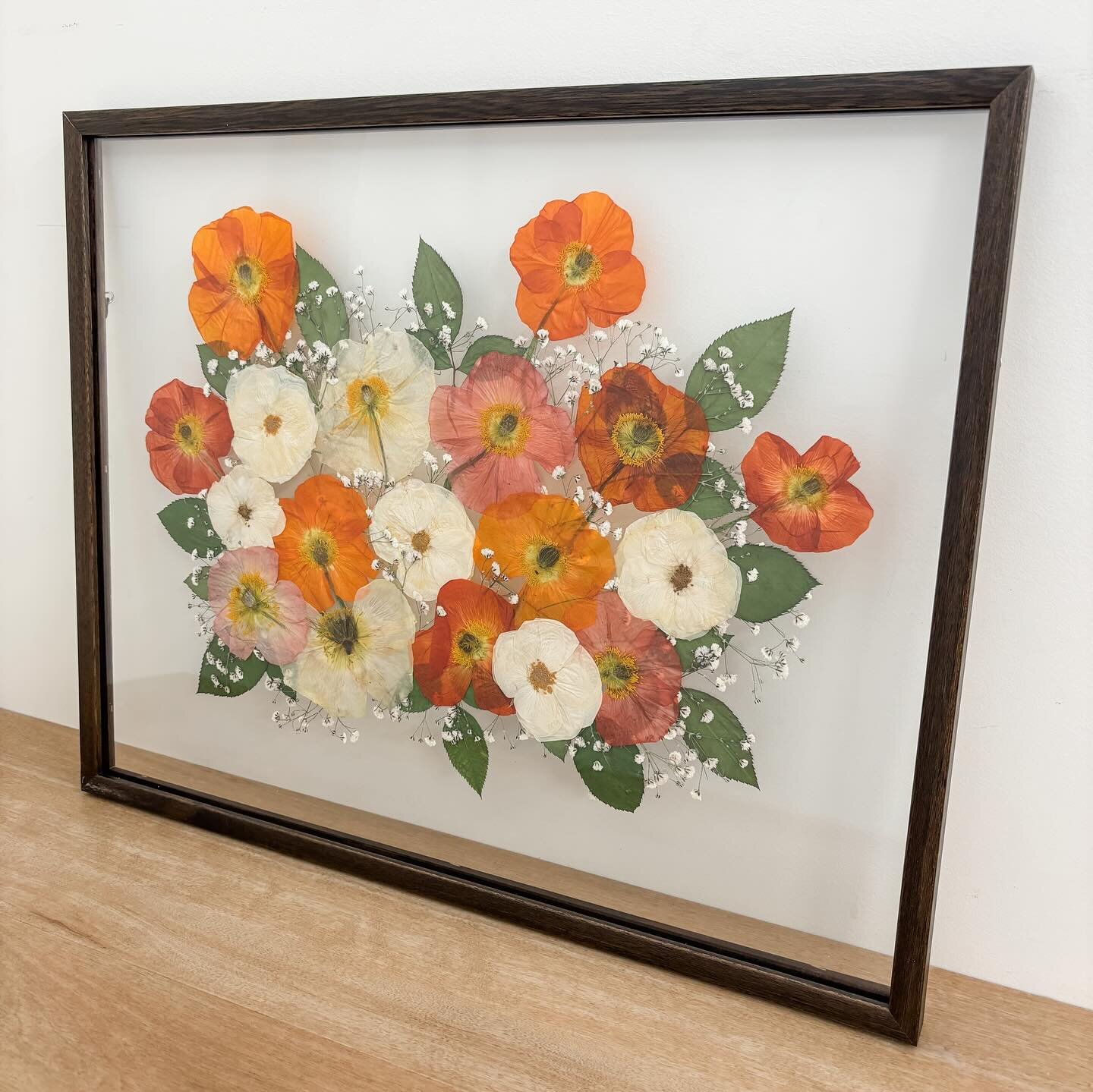 R E C R E A T I O N 

These beautiful frames were created as a surprise for this man&rsquo;s wife where we recreated their wedding flowers to create forever pieces to enjoy forever 🧡

Thank you so much @bloomsbytheworkroom for supplying the beautifu