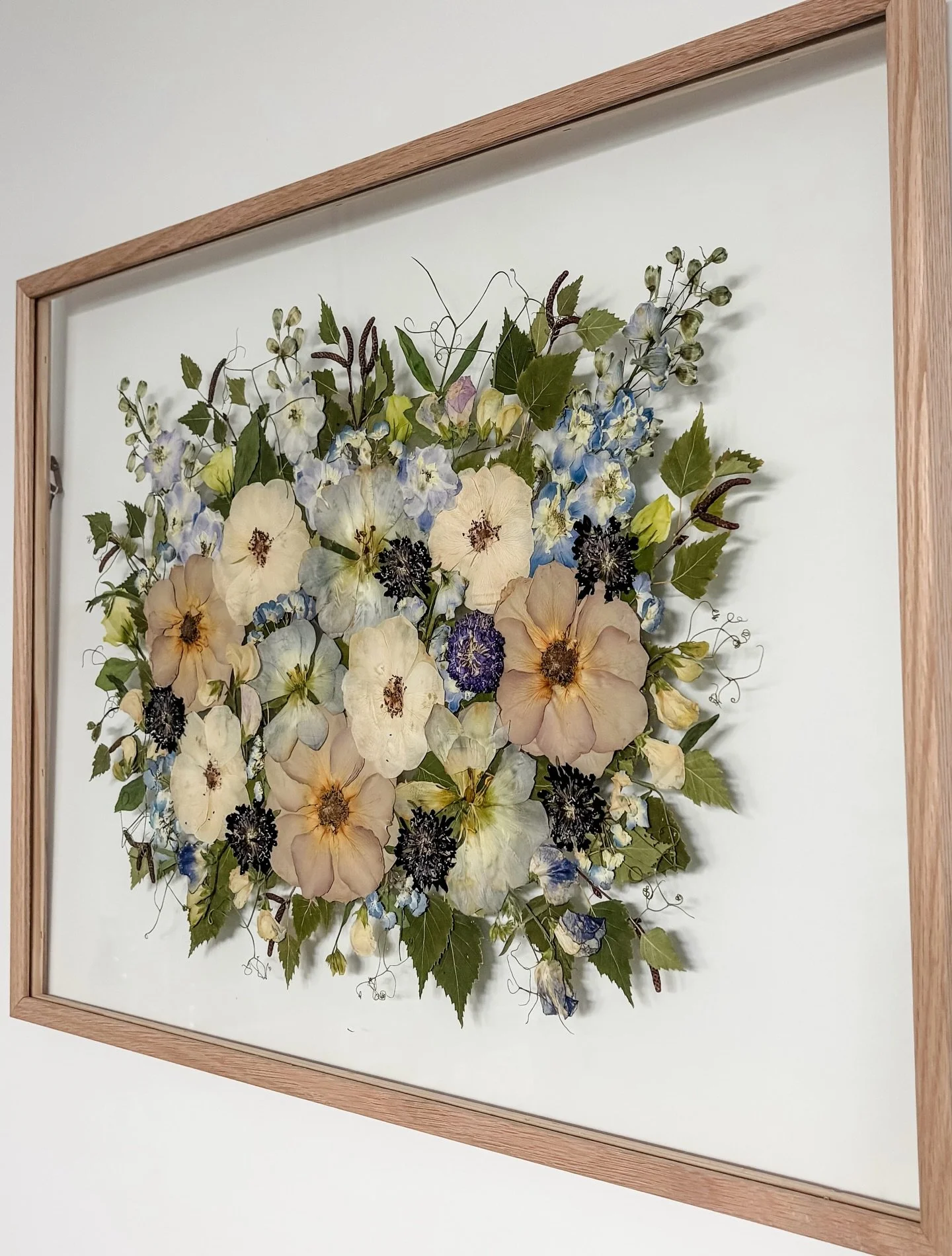 To all our newlyweds &mdash; don&rsquo;t let those beautiful flowers go to waste 💚💙
We&rsquo;ll turn your bouquet into a timeless art, pressed and framed by hand in Wānaka.

Grand | Bouquet | Oak