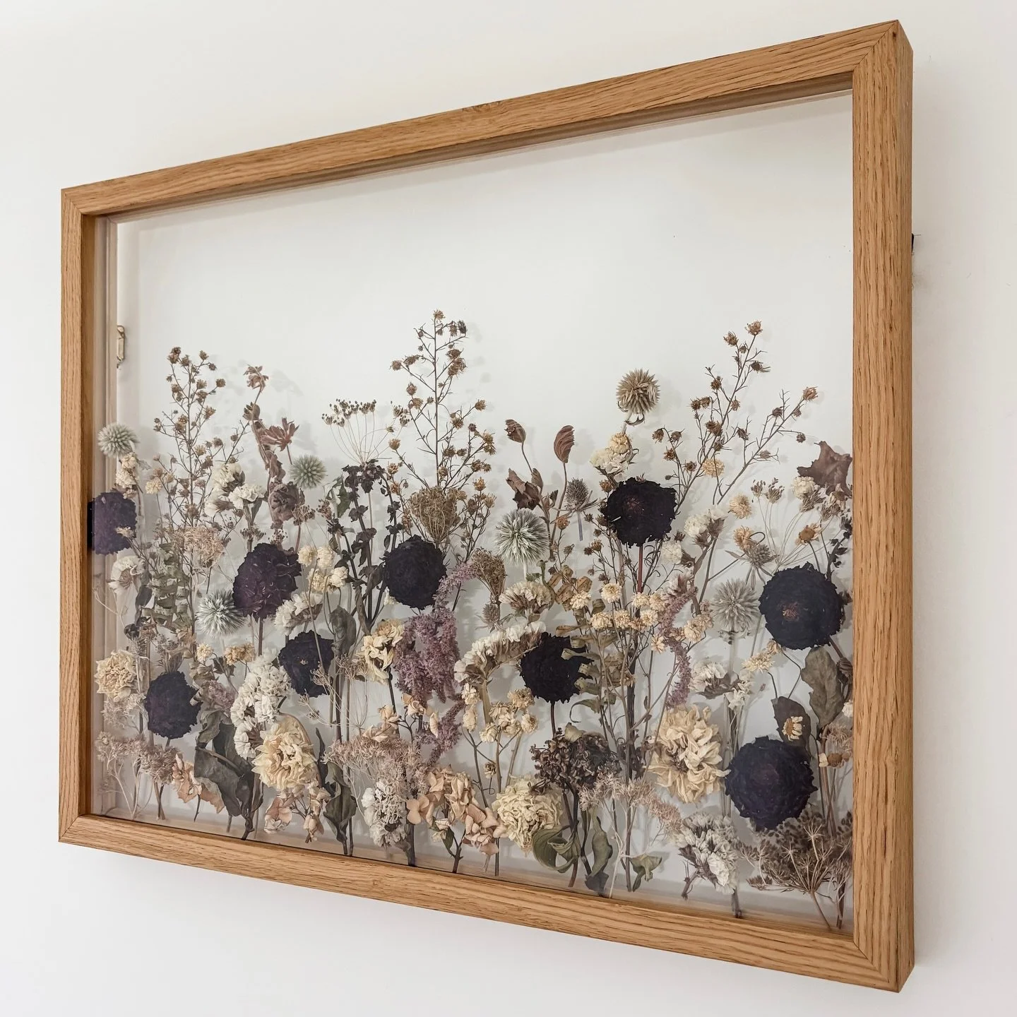 Your dried blooms, beautifully reimagined 🤍
If your bouquet is too delicate to press, our already-dried framing option gives it a second life&mdash;displayed as timeless art.