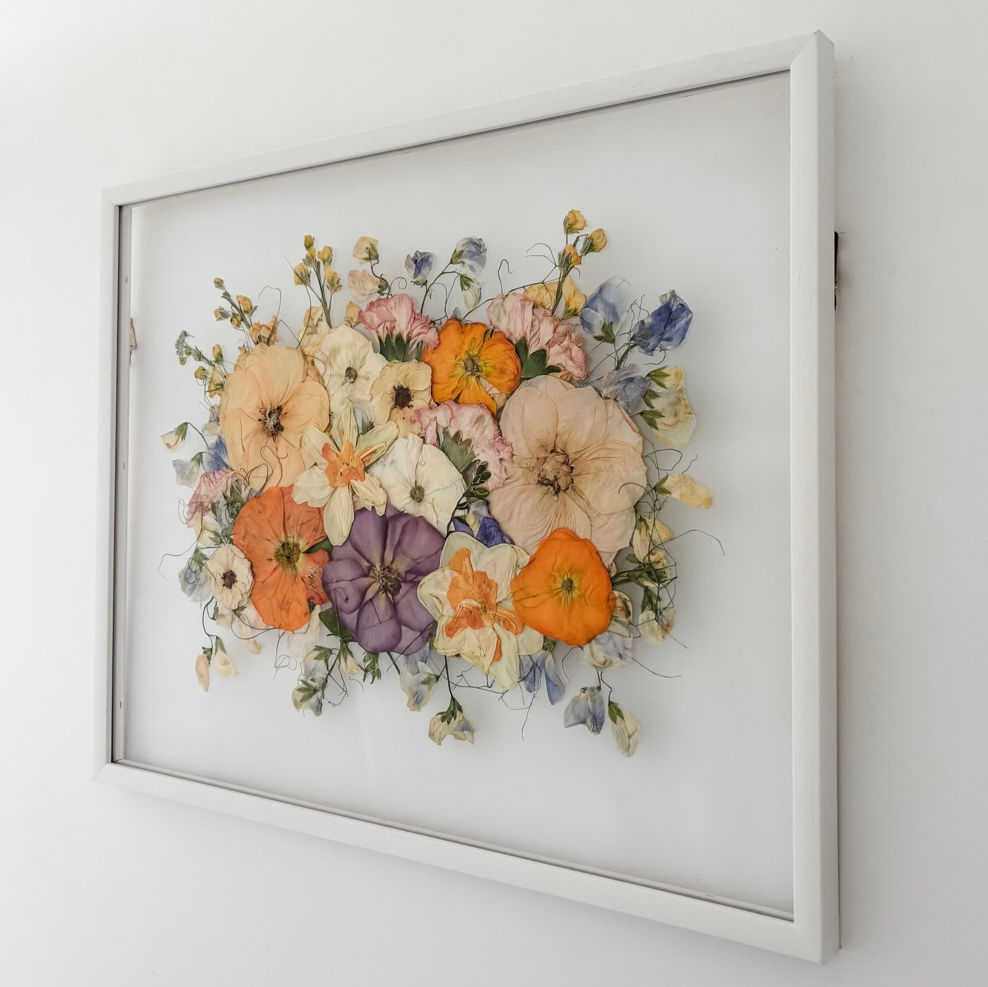 Those sweet pea tendrils 🌱
A classic bouquet frame, preserved for Valentina 🧡
Beautiful florals by @enjoyflorals
📷 @timandnadine