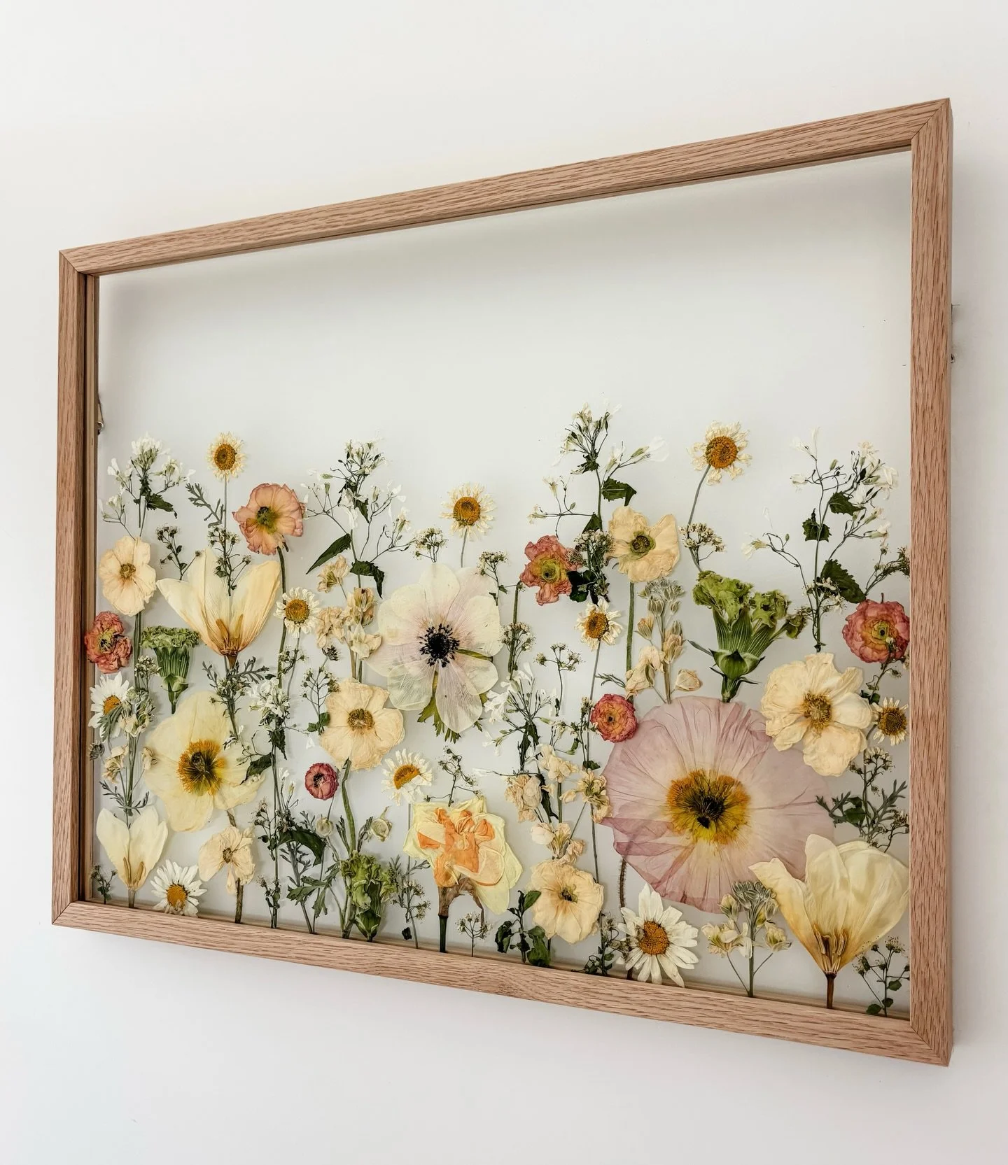 For Phoebe &amp; Lachie 💛

Stunning florals by @flowerroomqueenstown 
📷 @emmaline_photographer !!

What an absolutely delightful couple to work with! Huge congratulations to you both! @clayandballpottery @thevetandthepotter 

Classic | Meadow | Oak