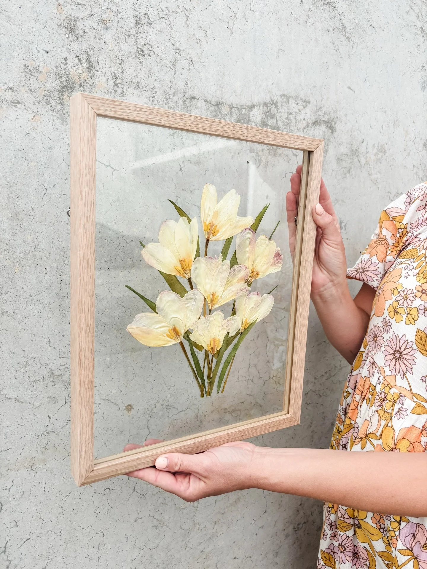 Tulips doing what they do best&hellip; stealing the show 🩷

Not wedding flowers this time, but blooms chosen for a deeply personal reason &mdash; a moment and memory worth holding onto. Carefully pressed and framed so their sentiment lasts far beyon