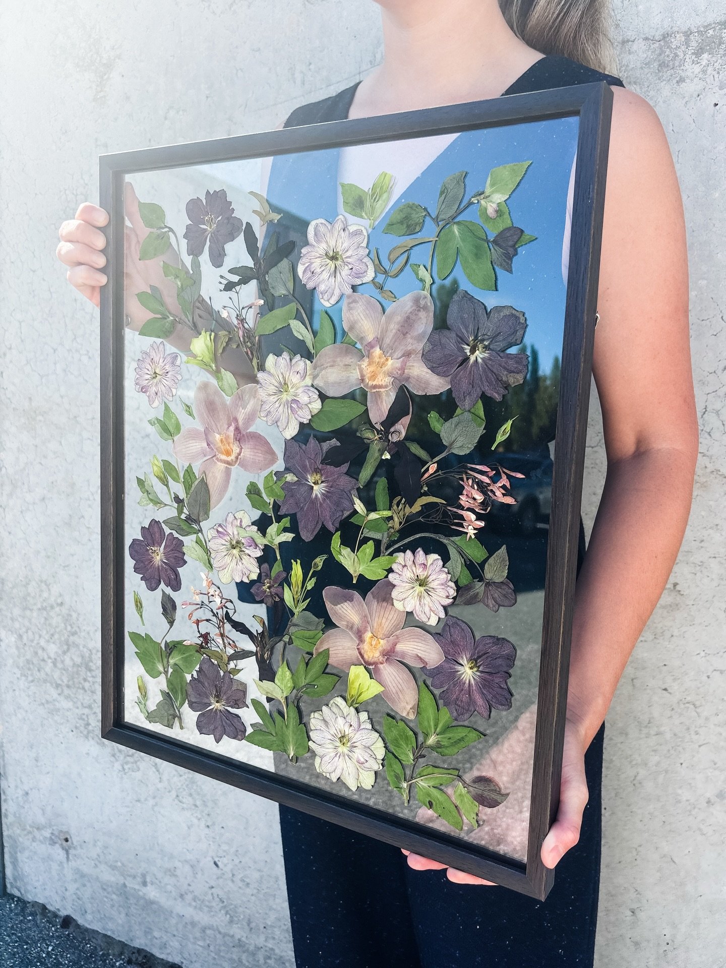 A love letter to hellebores, for Rachel 💚

Stunning florals by our fav @thevasefloral.co 
📷 @dawnrose.weddings 

Classic | Abstract | Dark wood