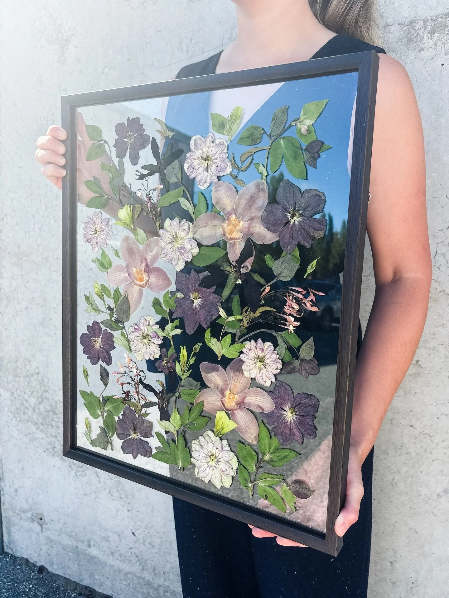 A love letter to hellebores, for Rachel 💚

Stunning florals by our fav @thevasefloral.co 
📷 @dawnrose.weddings 

Classic | Abstract | Dark wood