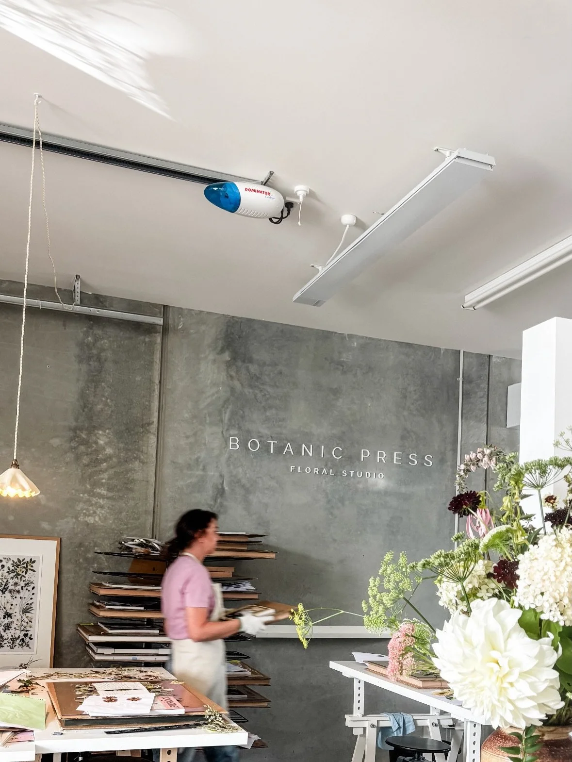 From long studio days to a quiet moment in the mountains &mdash; March has been a full one. So many beautiful bouquets&hellip; it never gets old, and we still swoon over each one.
We also captured something new in a recent shoot, arriving after the s