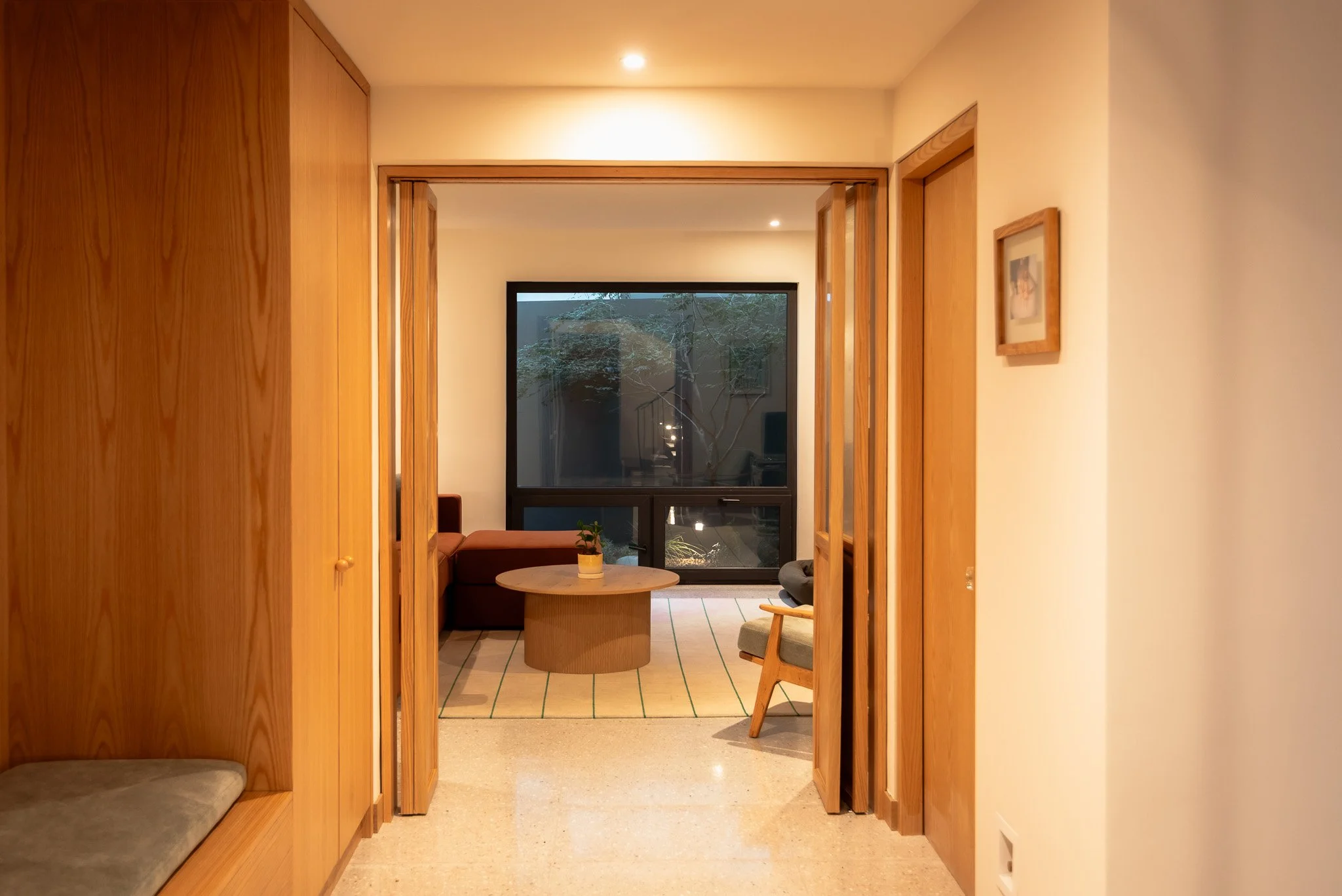 Interior de Casa Caura, diseñada por M-G Estudio