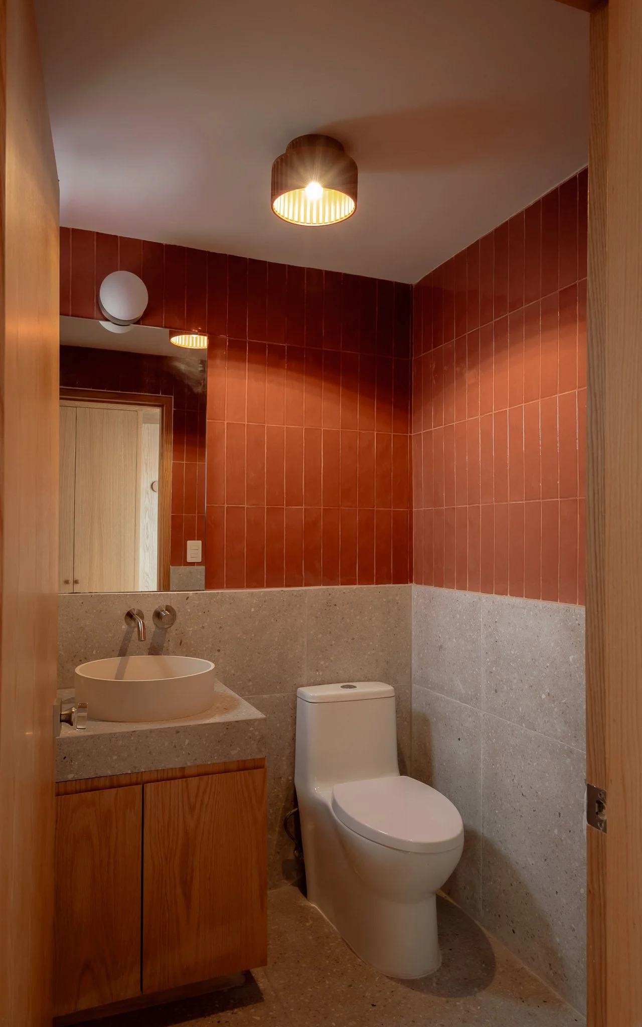 Lavabo Musa blanco marca Mistoa en baño de Casa Caura (M-G Estudio)