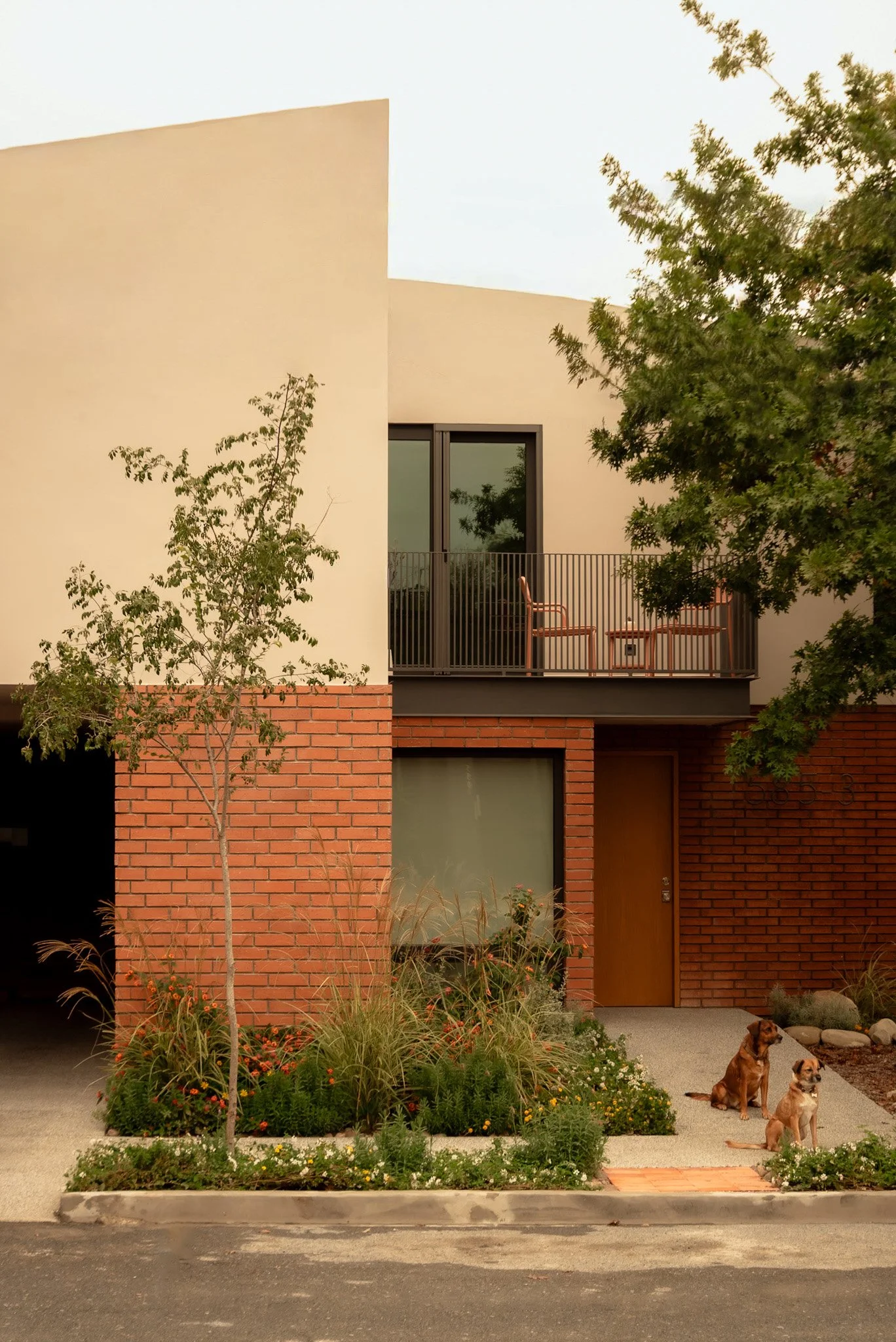 Vista frontal de Casa Caura