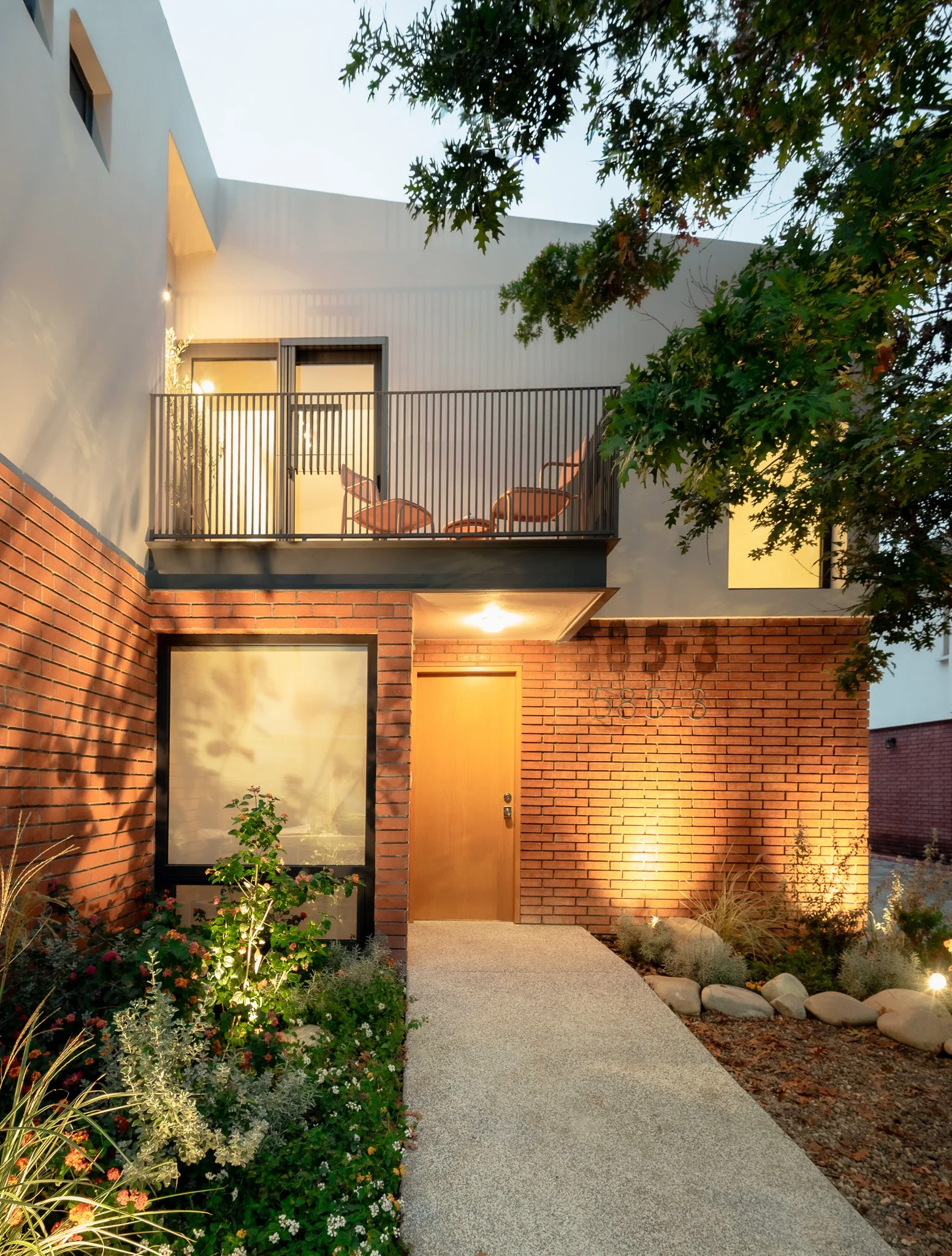 Casa Caura al atardecer