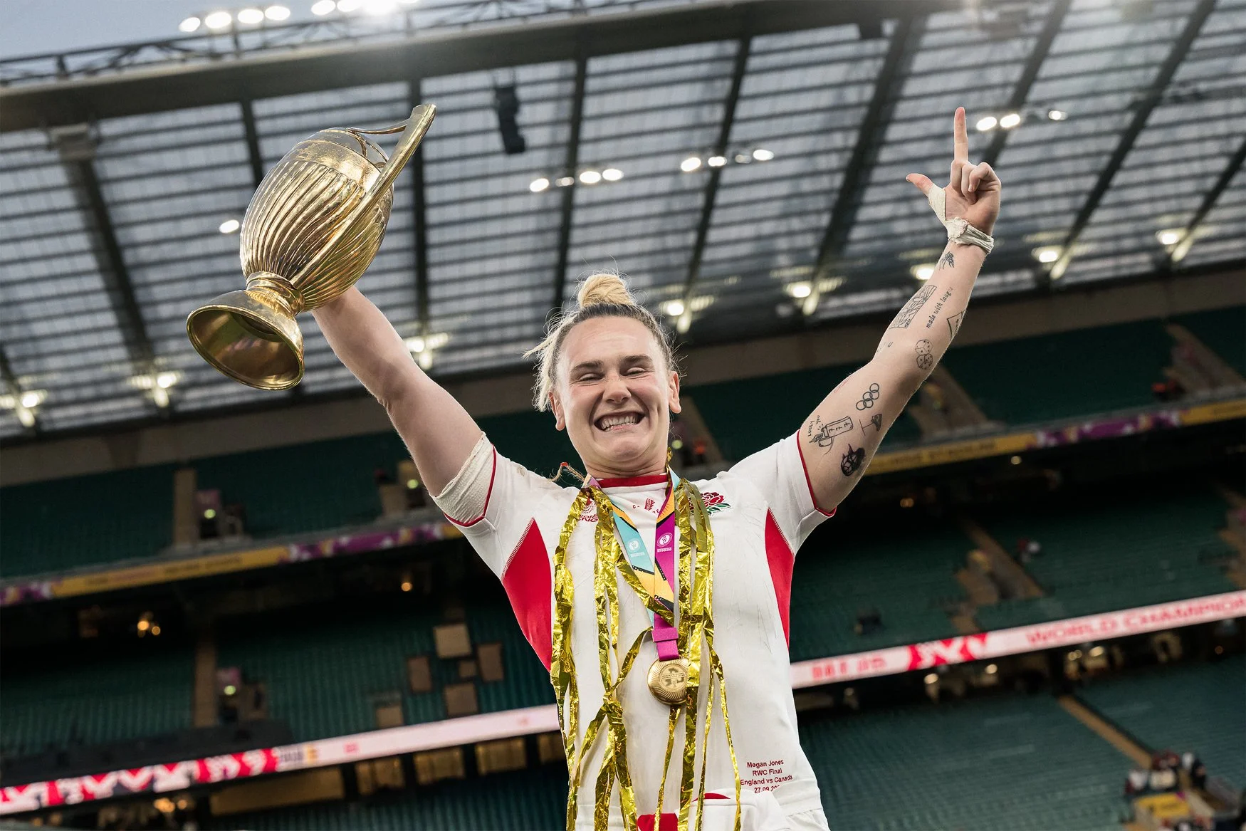 Meg-Jones-celebrates-england-winning-rugby-world-cup.jpg