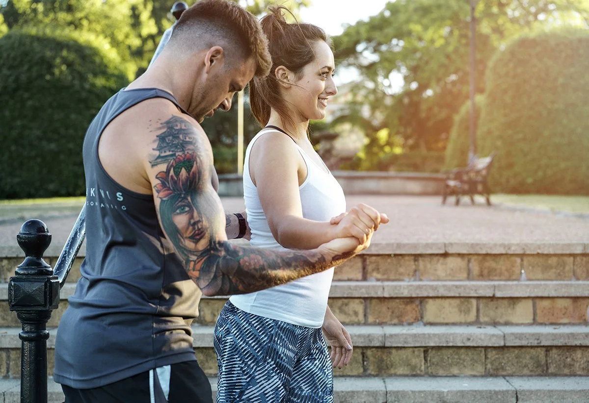  outdoor fitness trainer Jak Lewis working client to build fitness and confidence 