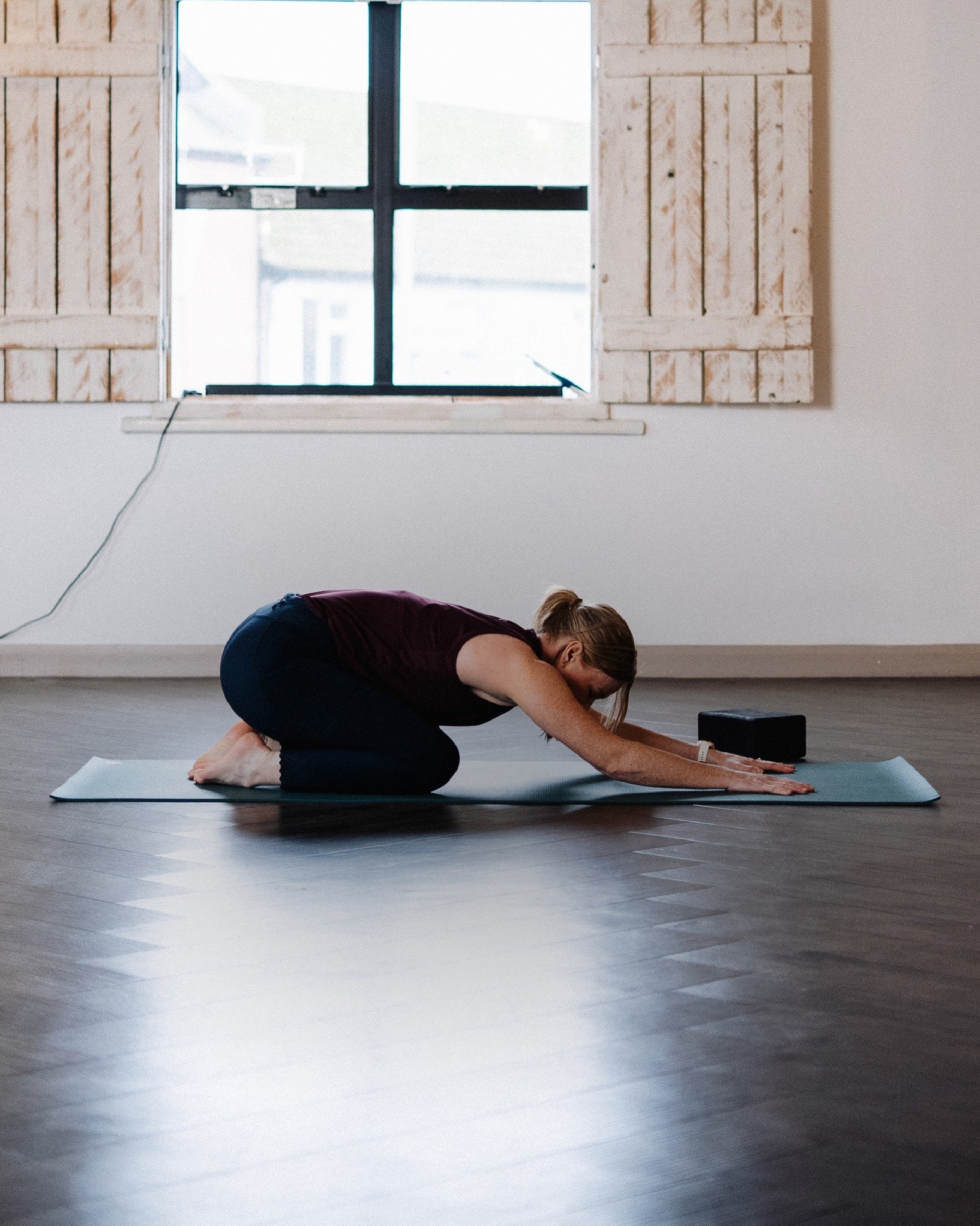 𝗖𝗵𝗶𝗹𝗱&rsquo;𝘀 𝗣𝗼𝘀𝗲 = 𝘆𝗼𝘂𝗿 𝗿𝗲𝘀𝗲𝘁 𝗯𝘂𝘁𝘁𝗼𝗻.

You&rsquo;ll see it a lot in yoga classes, and for good reason. Child&rsquo;s Pose allows you to take a moment to pause, catch your breath and just be.

Come close to the ground, drapi