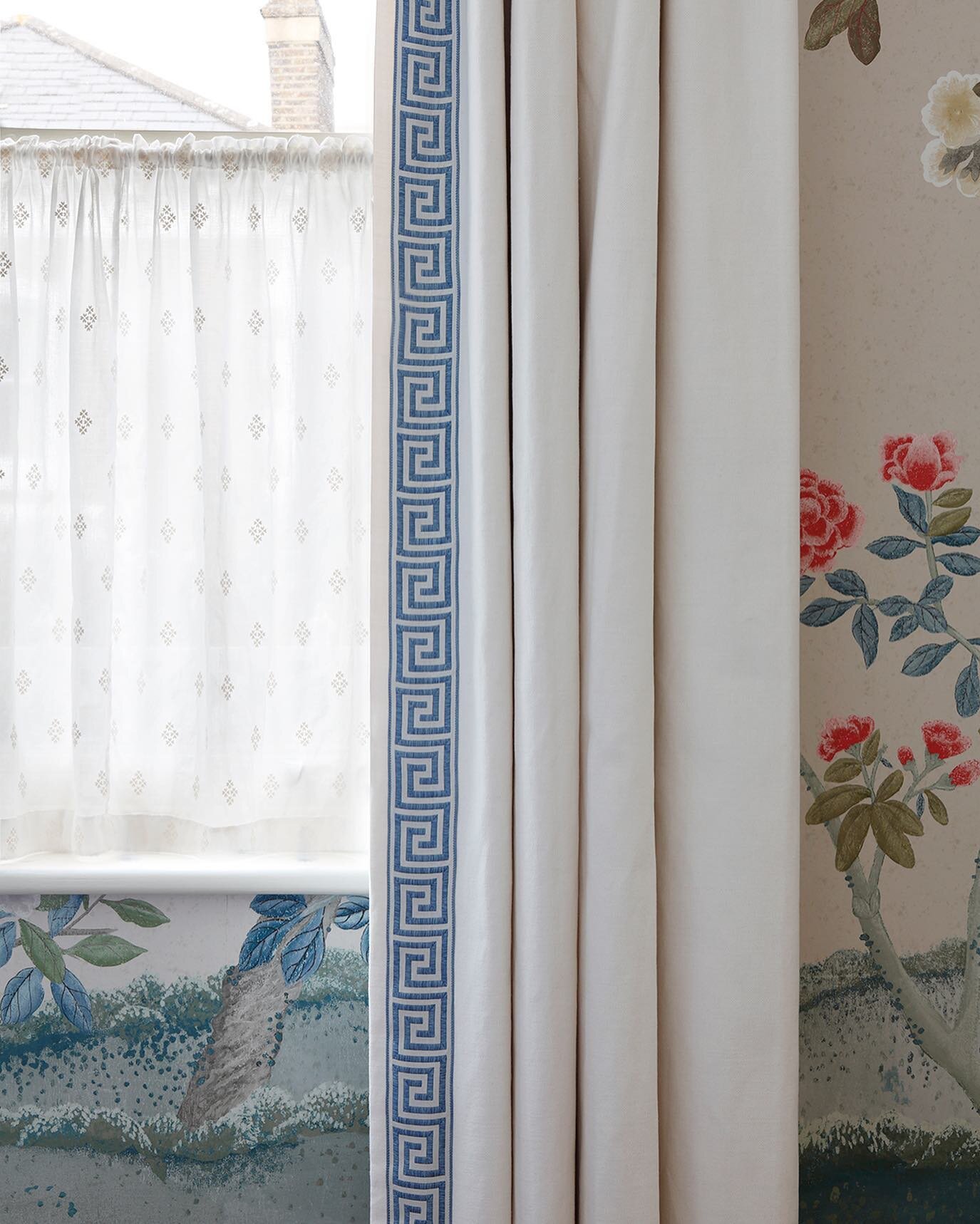 Curtain details.

#pringleandpringle #curtains #curtaindesign #passmenterie #cafecurtains #interiordesign #interiorinspo #wallpaper