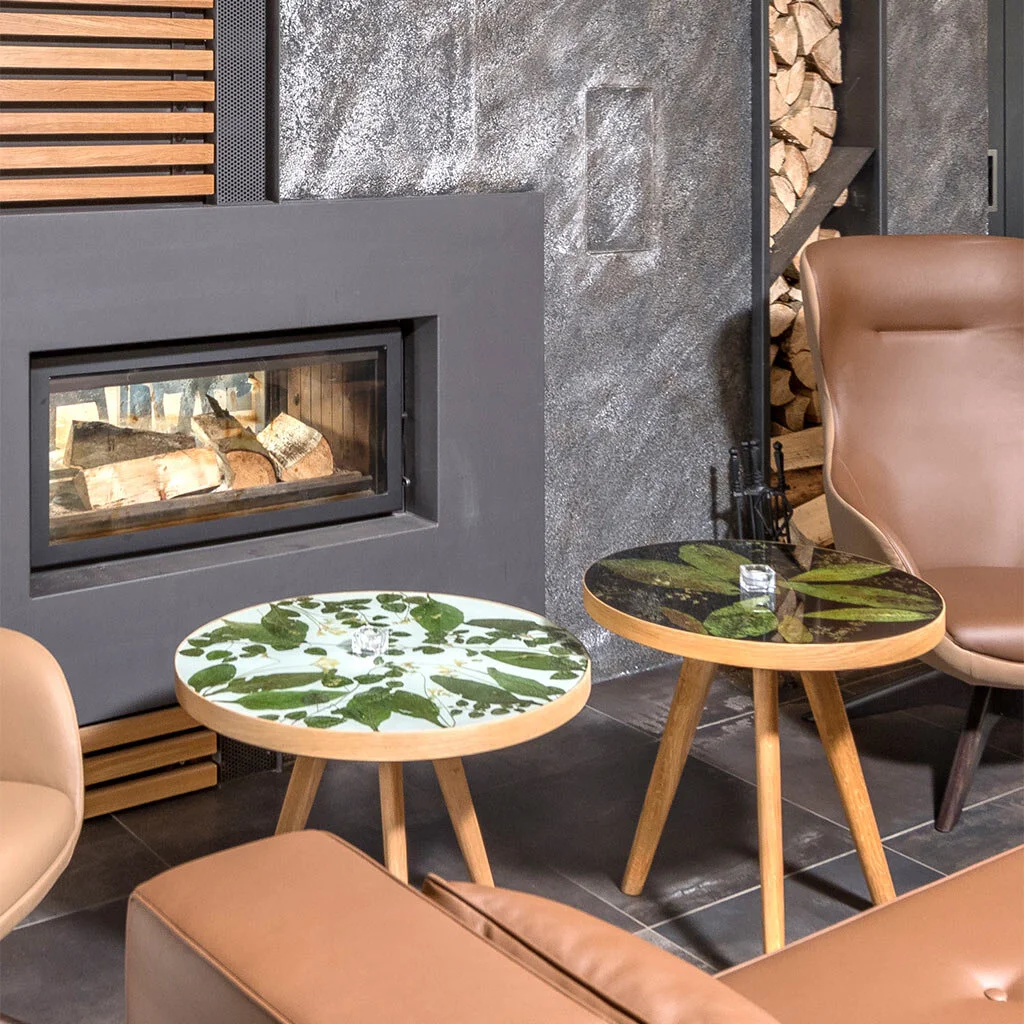 Stolky v krbovém salonku