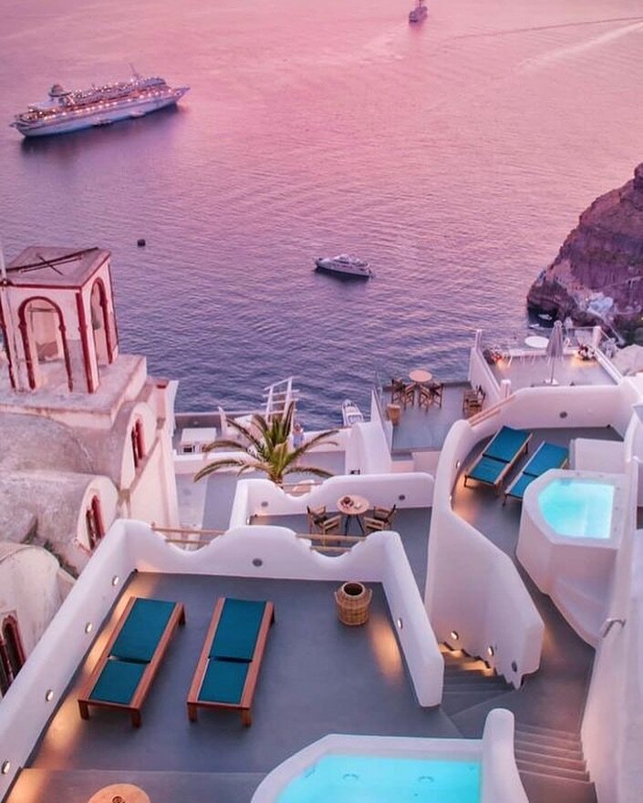 Santorini (also known as Thira or Thera) is a volcanic island believed to be the remaining link to the Lost City of Atlantis.

#santorini
#santoriniwheretostay