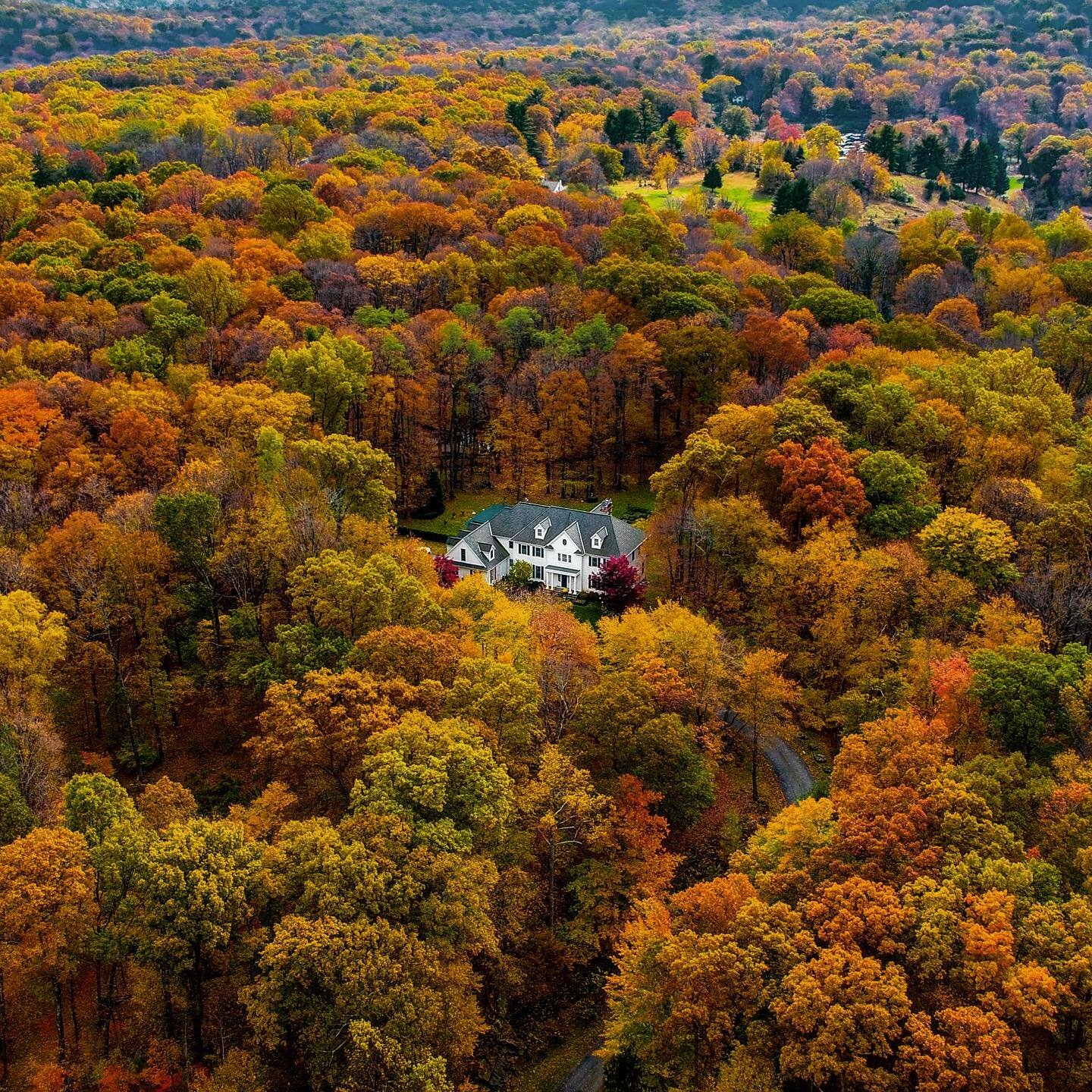 Here&rsquo;s a cozy fall shot for you. #skyvueap  #njaerialphotography #weouthere #onanotherlevel