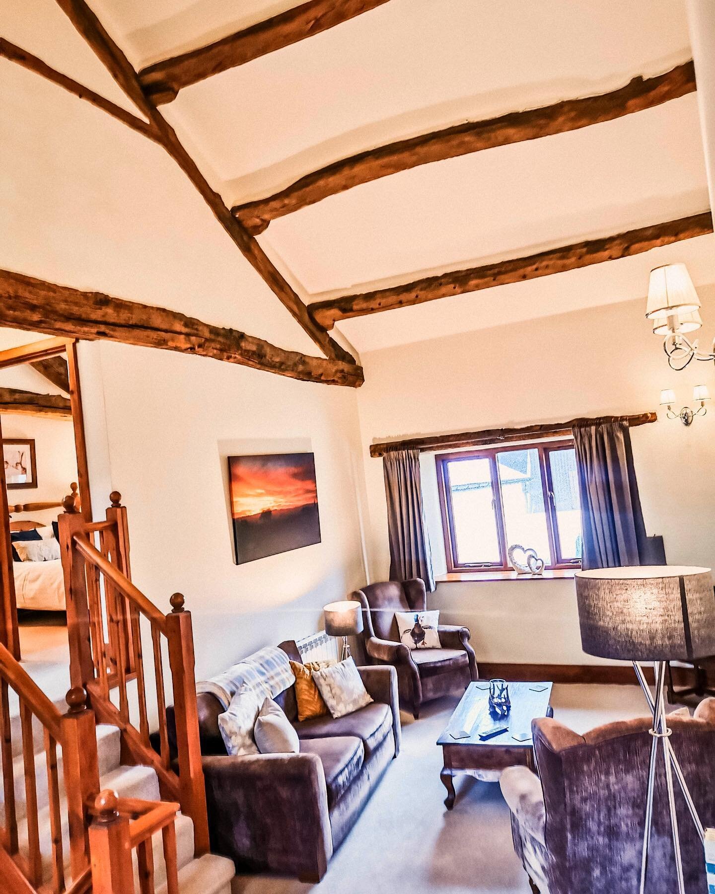 Our cosy living area is giving us all the Autumnal colours right now 😍 🍂🍁✨⠀
⠀
It&rsquo;s beautiful here all year round, but we have to admit - this is our favourite season here in the country 😌⠀
⠀
You can enjoy fresh, frosty walks with golden lea