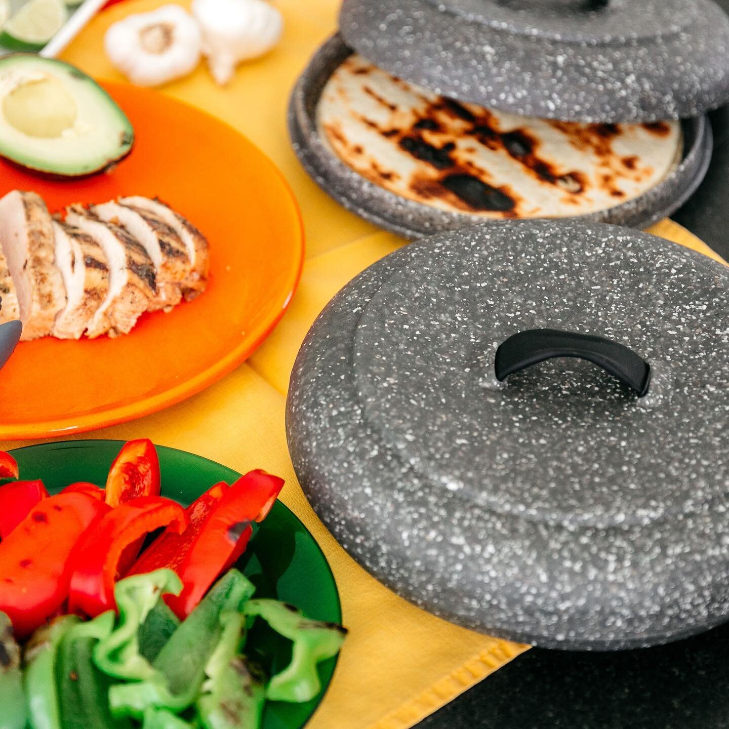 Are you a soft or crispy taco fan? 🌮🫓 Pop those tortillas in this warmer that can go straight into the microwave &amp; then to the dishwasher after dinner! ➡️ Available on @amazon for your next taco or fajita night 🌶
&bull;
#dexas #tortillawarmer 