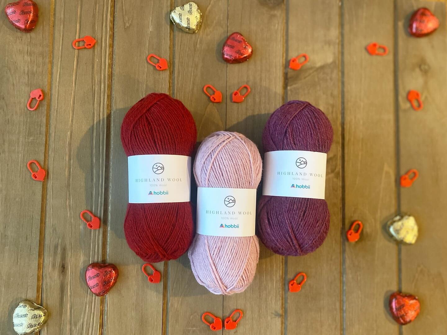 Happy Valentines Day 💌 

Today I&rsquo;m showing off my #hobbiishadesofred project using their Highland Wool in the shades Cherry Blossom (29), Chili (32) and Wild Berry (35)! I am making @tornedalsfrun Helia Neckpattern modified to use 3 colors 🩷❤