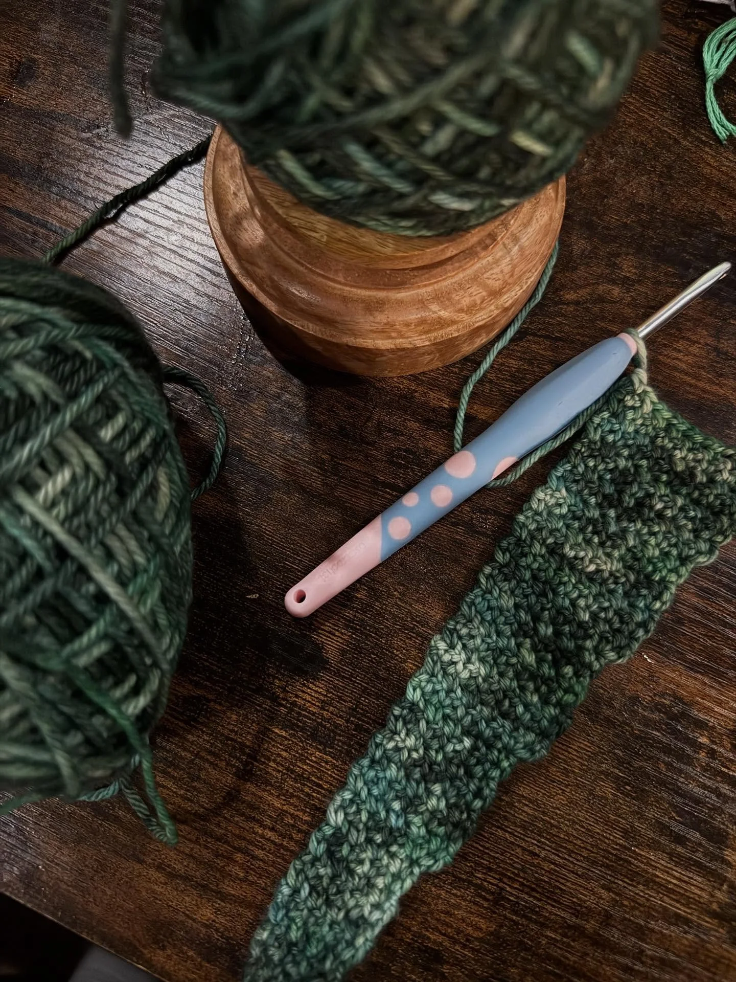 Baby&rsquo;s first Crochet-a-long 🧶🤩 

Excited to use the CAL to practice my crochet and make something new. I started the Kerchief from the Bernie Scarf Trio pattern by TL Yarn Crafts tonight using @littlefiberco Ocean Green 💚

Excited for more c
