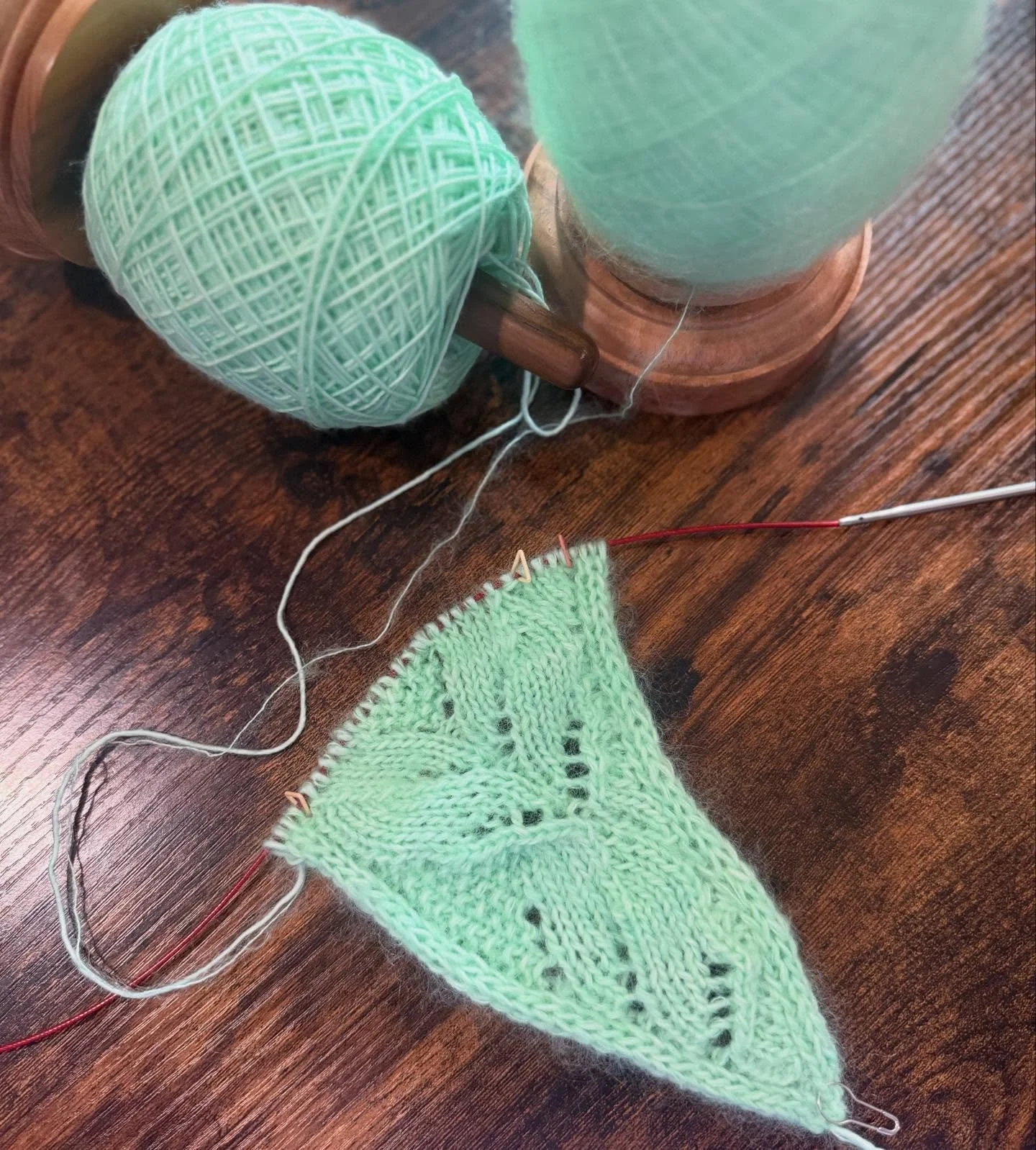 Maybe 2026 will be the year of fun accessories 🧤🧣🧦

#PoetScarf by @sari_n_  using @thewanderingflock Mohair and SW Extra Fine Merino in Kelly Green

#CraftedByKirsten #Handknit #scarf