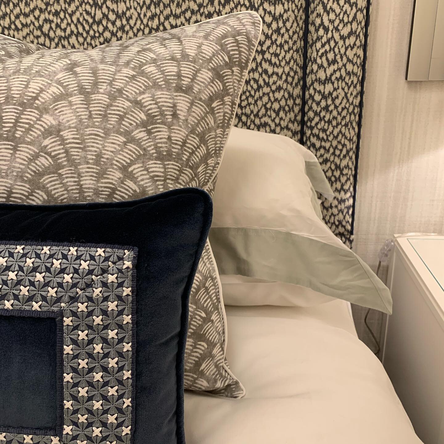 Lazy Sunday morning thinking of some of my favourite bedrooms and this has to be one of them! I love layering pattern and texture to make a scheme unique and interesting. This beautiful patterned velvet headboard has blue contrast piping to make it r