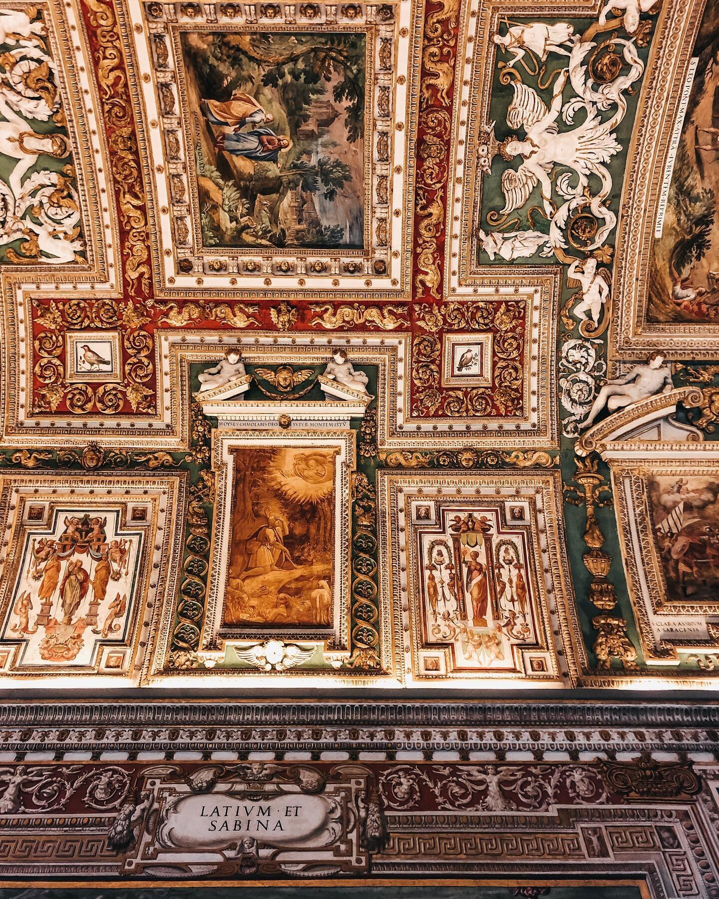 oh baby 😍 the colors and the details of the vatican museums wow