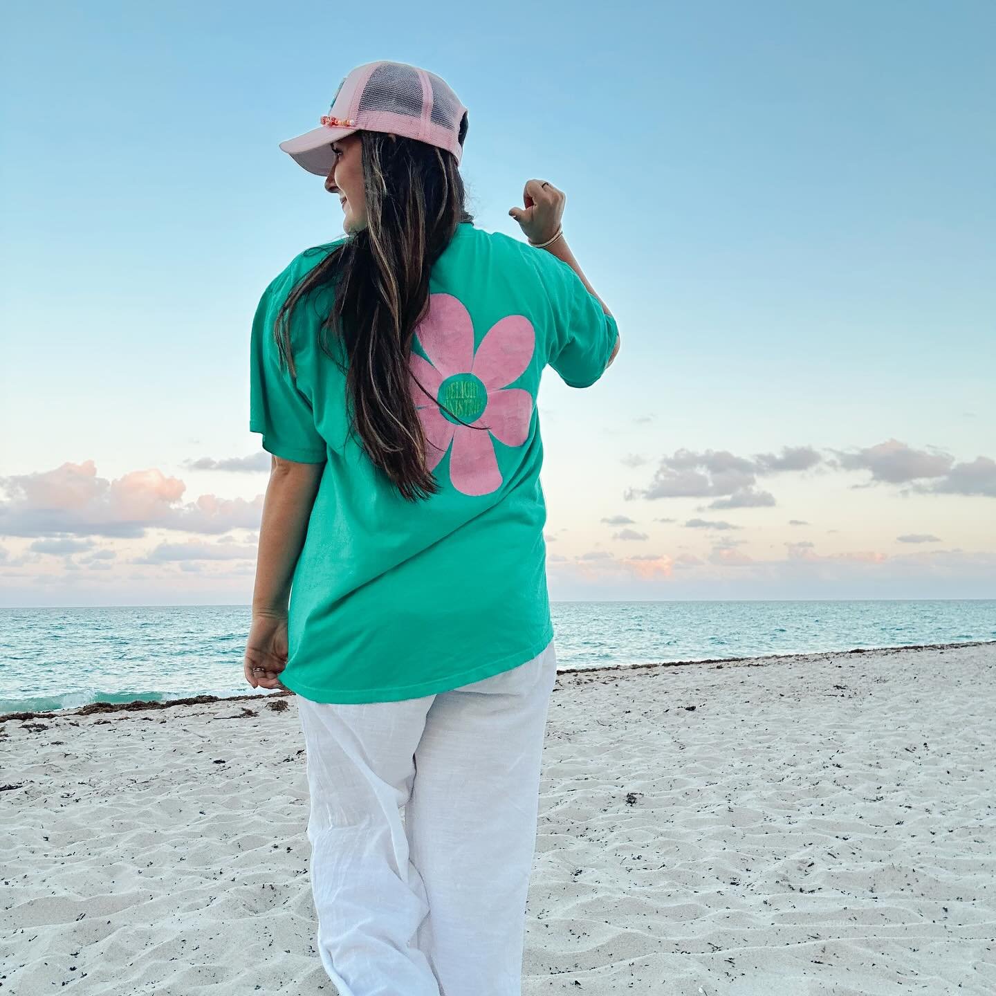 Anyone else dreaming of warm summer days?!?! 🤭☀️ This is the summer tee of our dreams!!! ANDDD it&rsquo;s on sale for $12 right now!! Throw it on for beach trips, lounging by the pool, running errands&mdash;it&rsquo;s perfect for all of your summer 