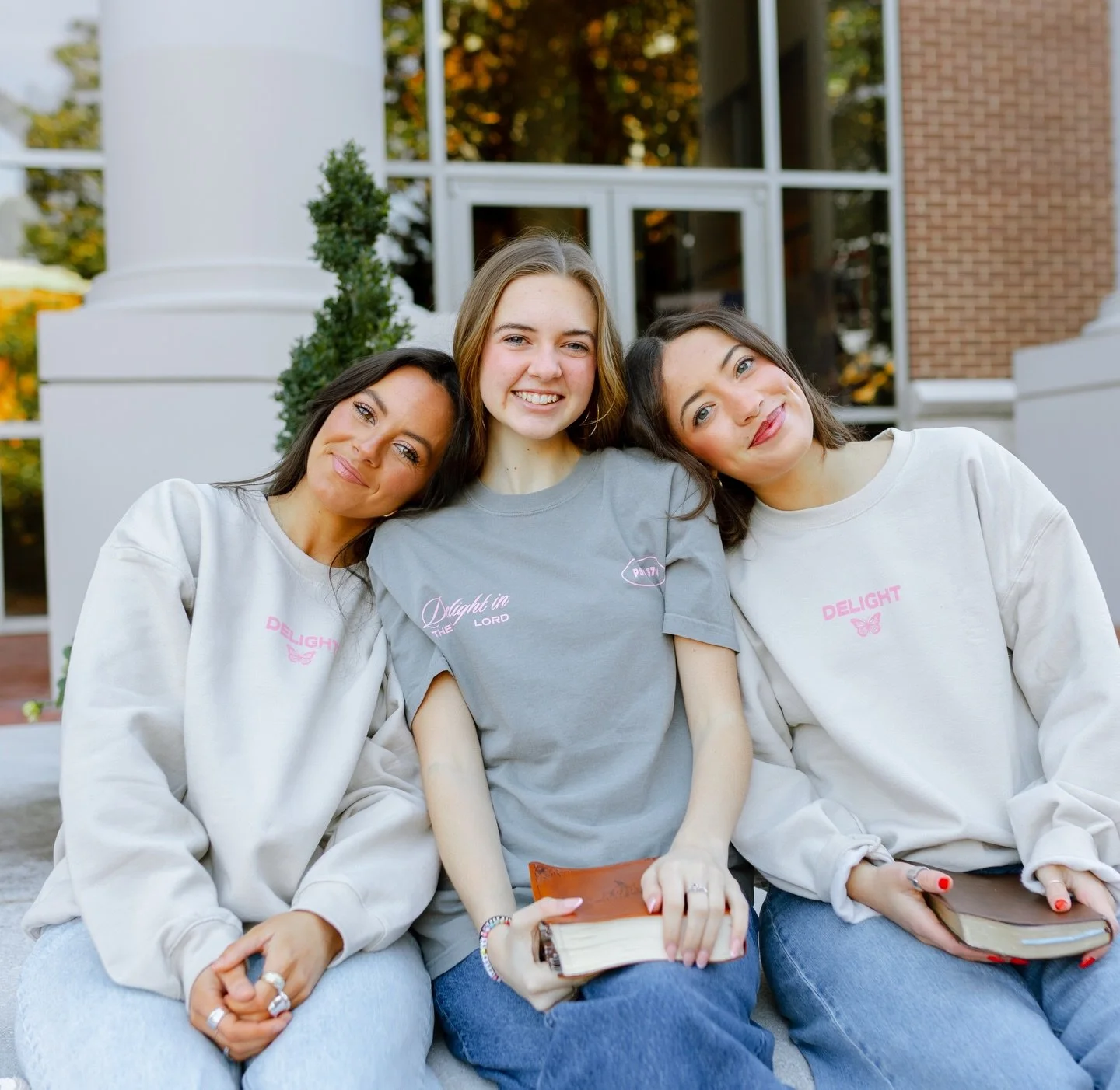 warning: you&rsquo;re about to fall in love 💅🏽

THE SPRING MERCH aka cutest crew + tee combo JUST DROPPED 🙌🏽🫶🏼

tan &amp; pink for the cozy girls
+ grey &amp; blush for the everyday wears

tag your bestie you wanna match with this semester!!!✨