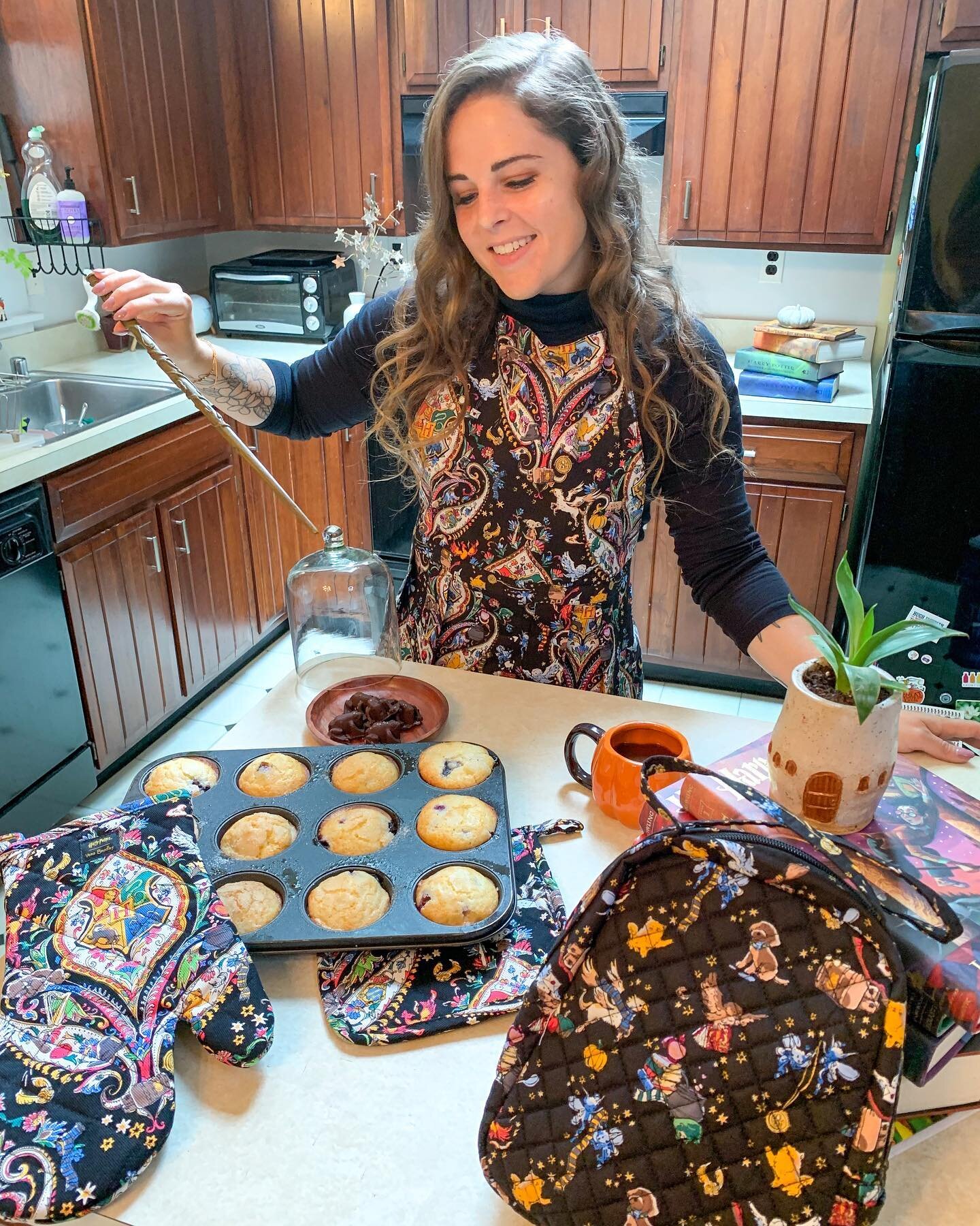 Making meal prep Magical with @verabradley&rsquo;s new Harry Potter collection ⚡️ 
If there&rsquo;s two things I&rsquo;ve loved for as long as I can remember- it&rsquo;s Harry Potter, and baking/cooking! I&rsquo;m so glad #verabradley allowed me to c