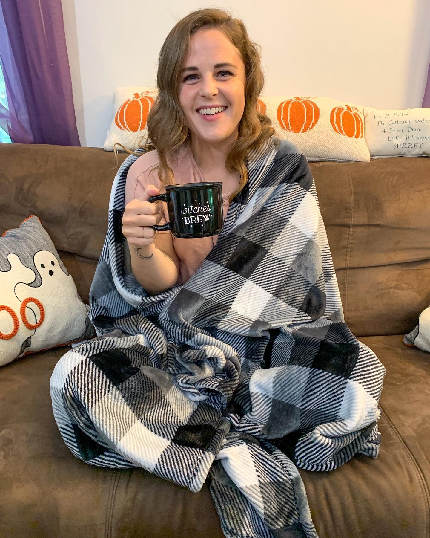 I don&rsquo;t know about you, but one of my favorite things to do after a long day is to snuggle up with my love under a cozy blanket. And the softest, coziest, cutest blankets around are from @verabradley! This blanket not only comes in a ton of pat