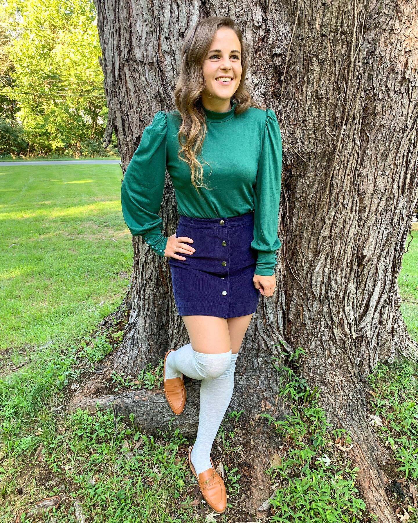 What&rsquo;s the cutest season? Aww-tumn 🍂
There&rsquo;s so many reasons fall is my favorite season, and the fashion is absolutely a part of it! Loafers and knee socks and skirts and turtlenecks- what&rsquo;s not to love?
I absolutely love this top 