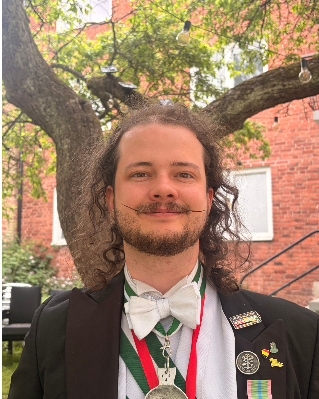  Noah Björklöf Dolan (de/dem) | Kurator 
  
Som Kurator är jag ytterst ansvarig för nationens verksamhet! Mitt arbete berör representation och externa relationer. Det är även mig du kontaktar om du är intresserad av att abbonera vår pub eller trädgår