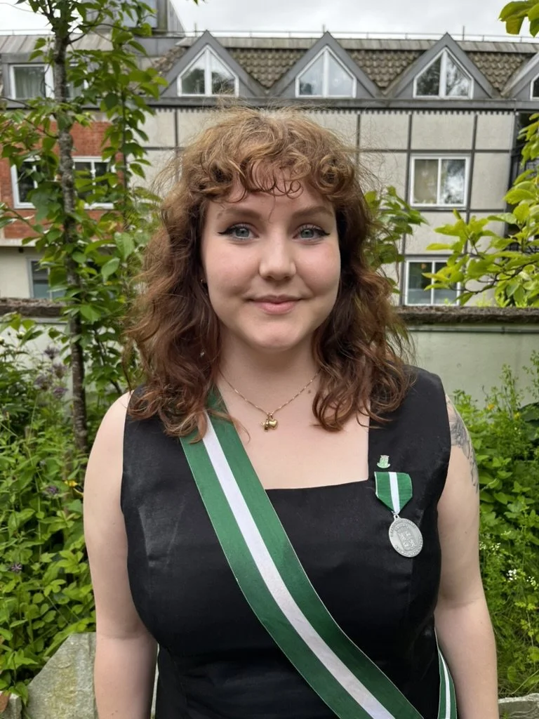 Wilma Högberg  | Kurator 
  
Som Kurator är jag ytterst ansvarig för nationens verksamhet! Mitt arbete berör representation och externa relationer. Det är även mig du kontaktar om du är intresserad av att abbonera vår pub eller trädgård, eller har a