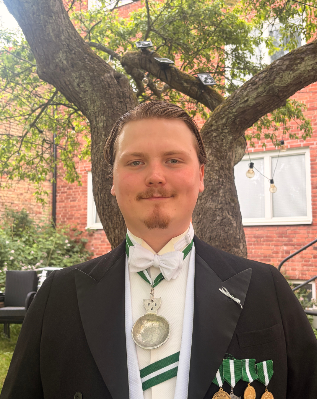  Hugo Ländin (han/honom) | Källarmästare      
Jag är ansvarig för allt som rör källaren! Först och främst ansvarar jag för vårt dryckesutbud. Jag ser till att våra pubar fungerar smidigt.  Från hantverksöl till alkoholfri cider till cocktails och ku