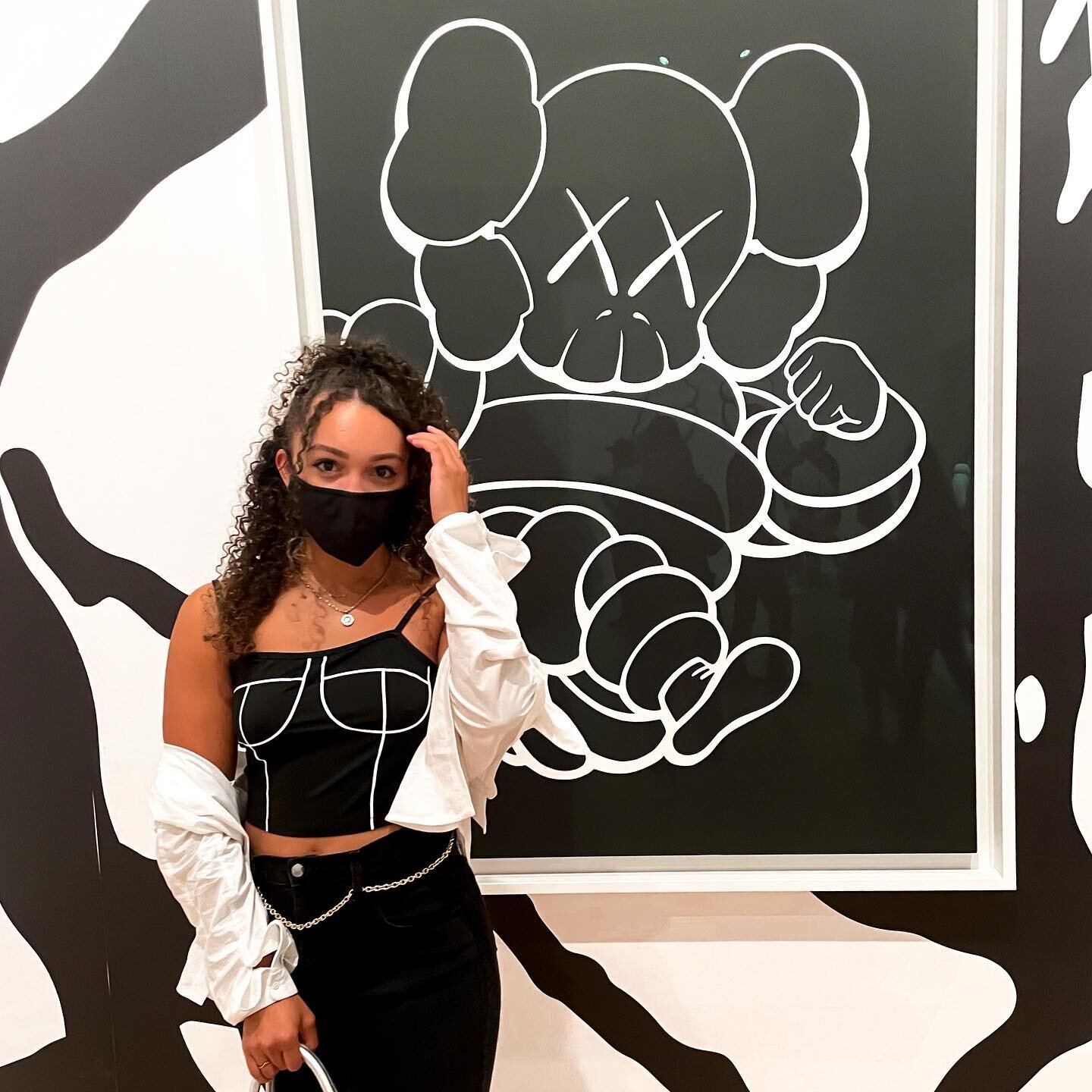 When the fit matches the art🖤

I&rsquo;ll be sharing another wall art piece this week! It&rsquo;s sticking to theme of classical art with a modern twist. The piece is inspired by one of my favorite sculptures in the Met museum, so keep an eye out fo