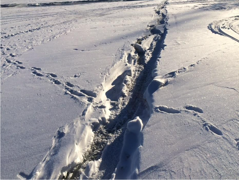 Photo 2. Ice contraction crack (temperature -28C)_provided by Don Davidson