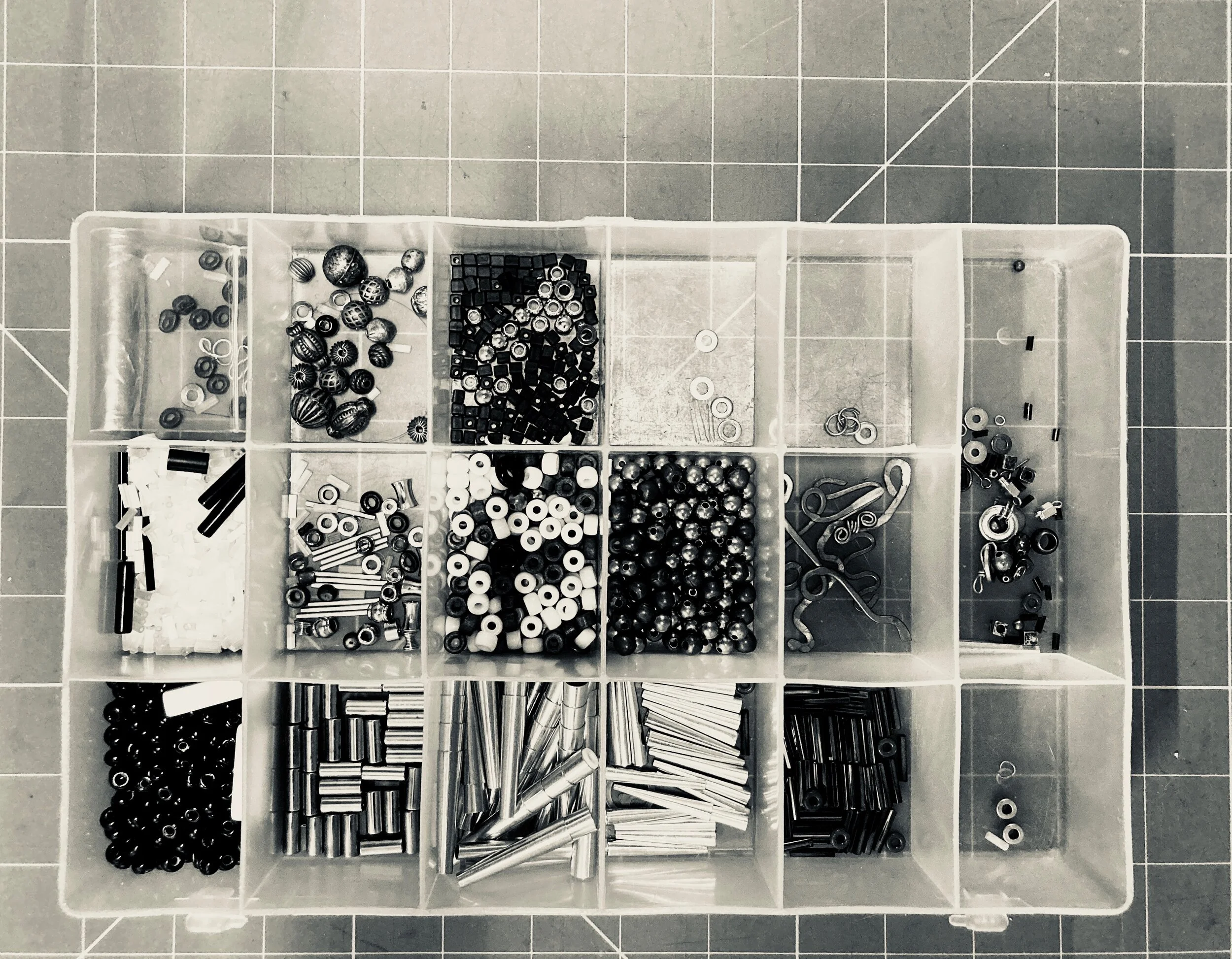 bead container1 silvertone.jpg