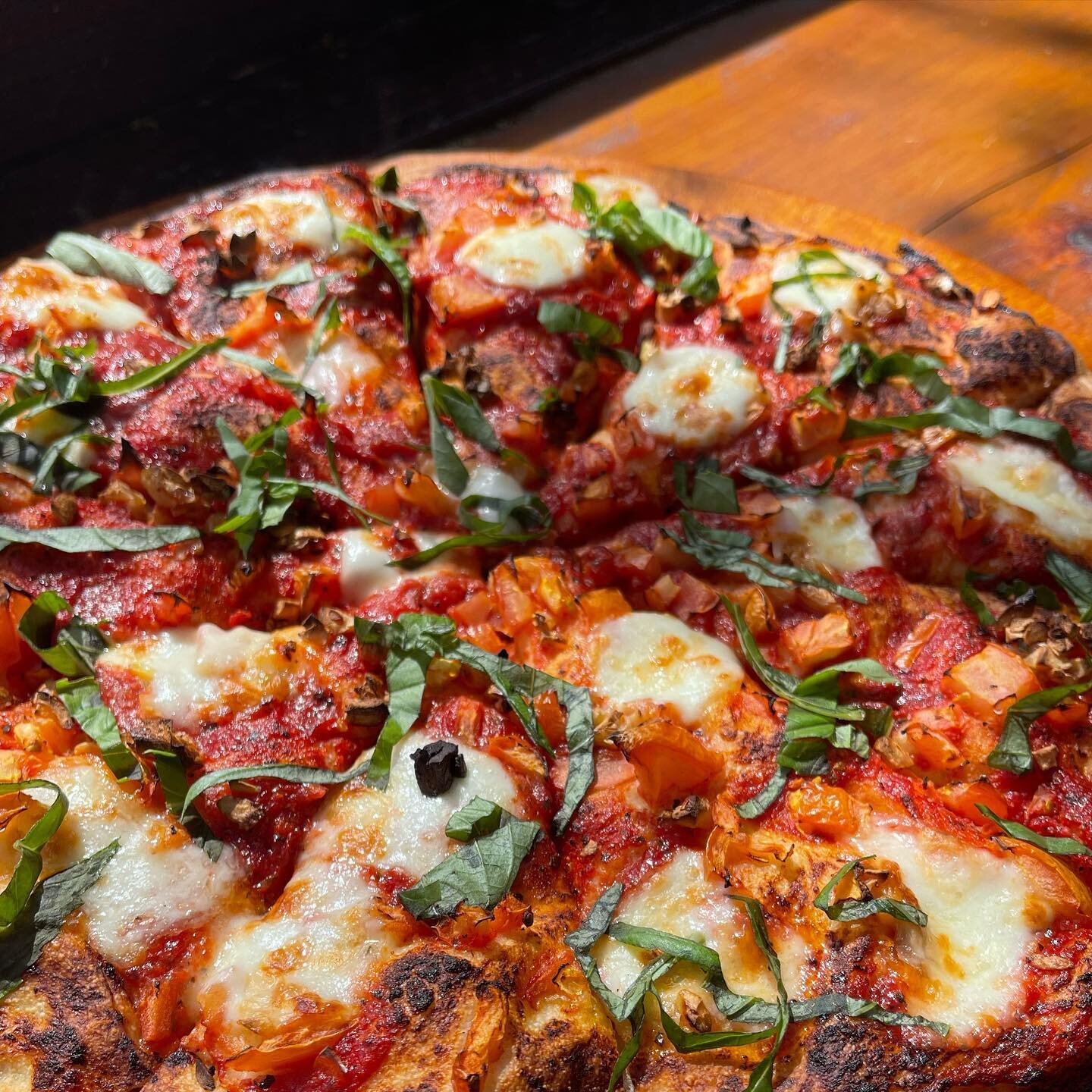 May Feature: Margarita Pizza! 

Our artisan dough smothered in tomato sauce topped with bocconcini cheese, roasted garlic, tomatoes and fresh basil.

#mychosenpizza #metchosin #metchosinbc #yyjpizza #yyjeats #yyjfoodie
