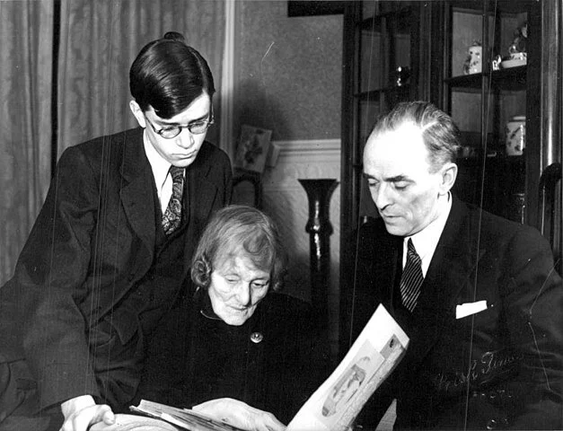  Seán MacBride with his mother and son, 1948. 